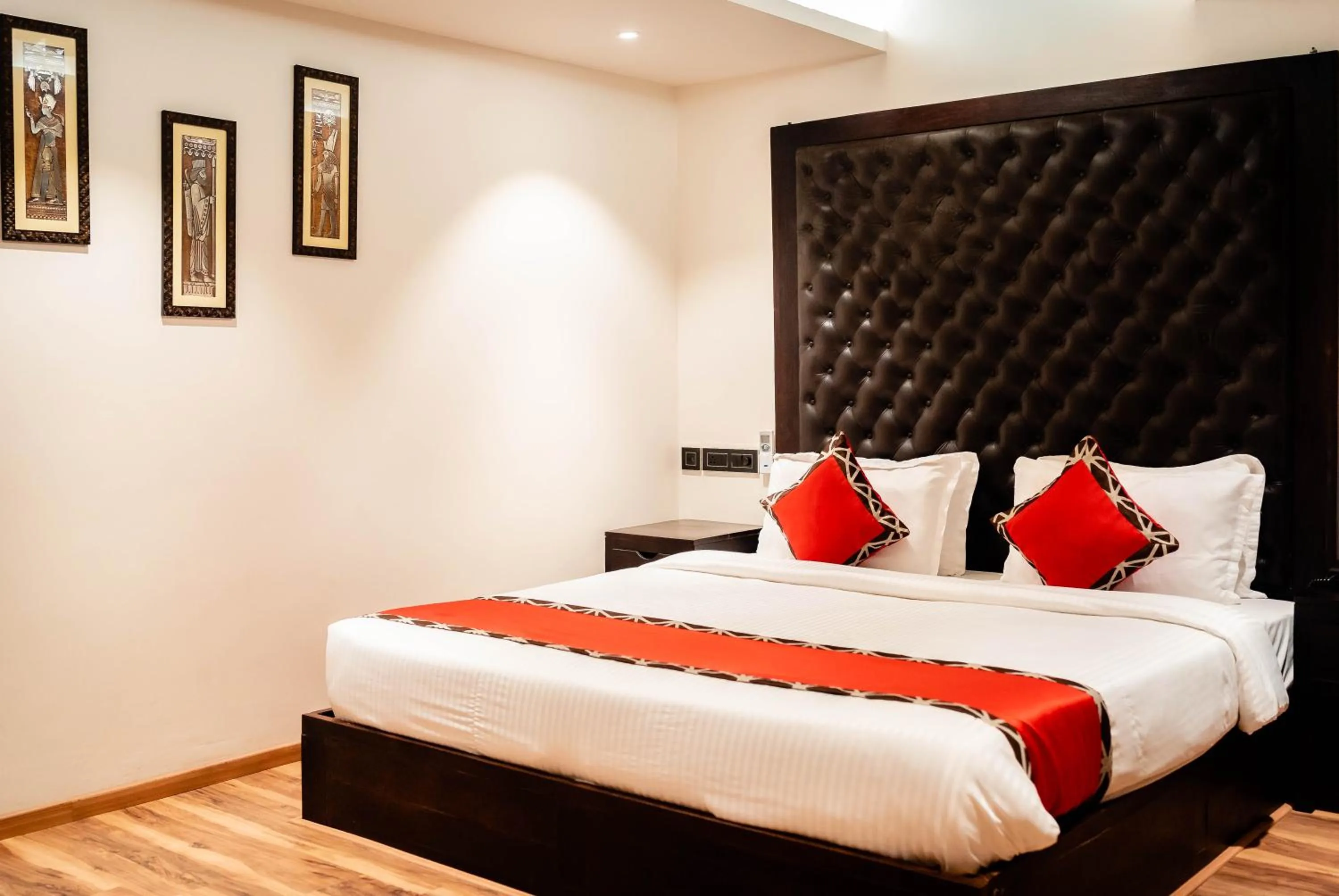 Bed in Divan Clarks Inn Goa