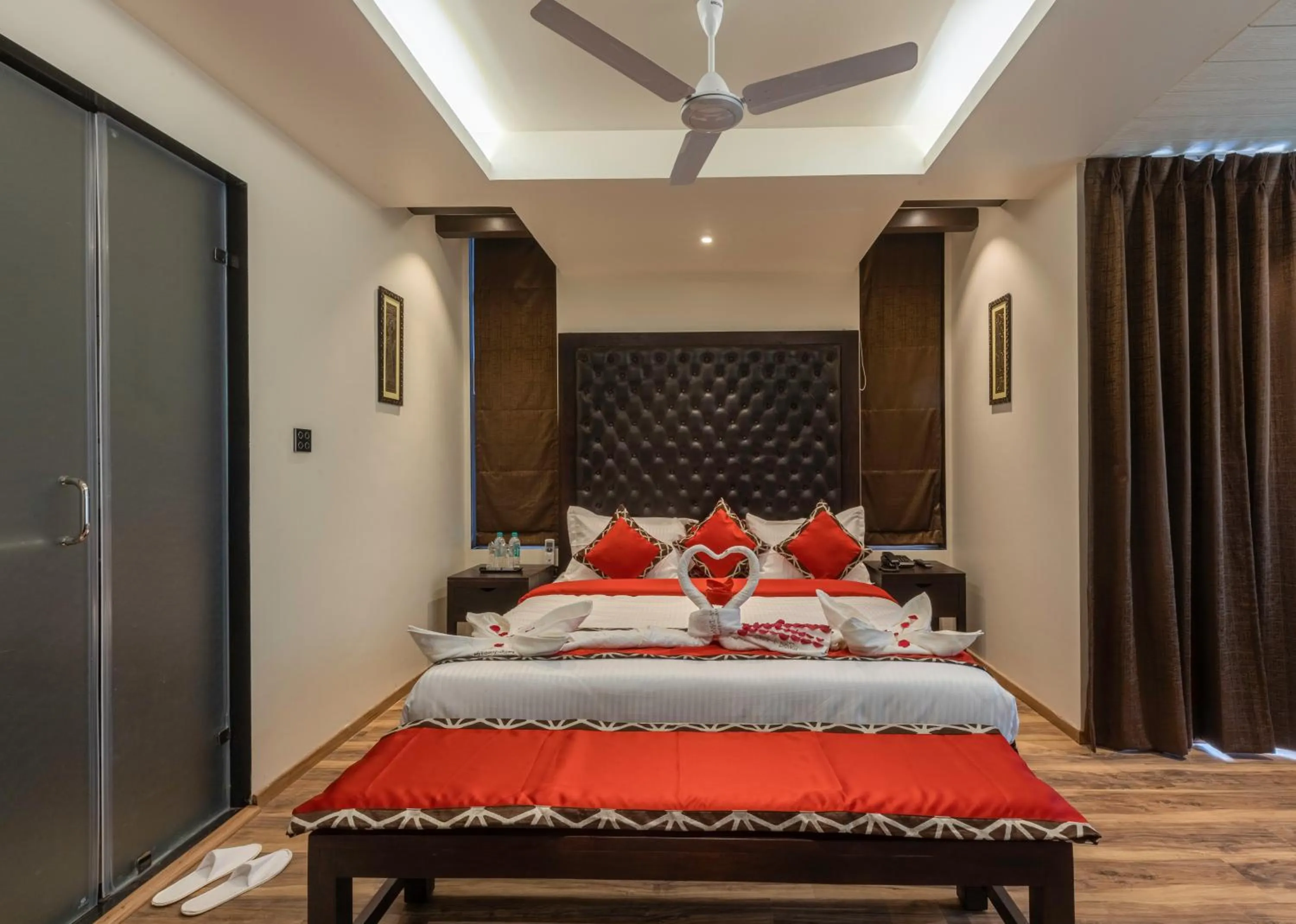 Bed in Divan Clarks Inn Goa