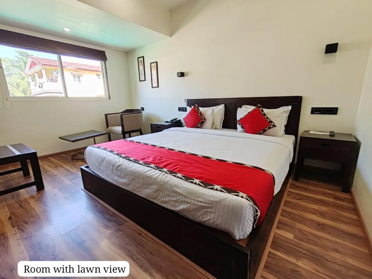 Bed in Divan Clarks Inn Goa