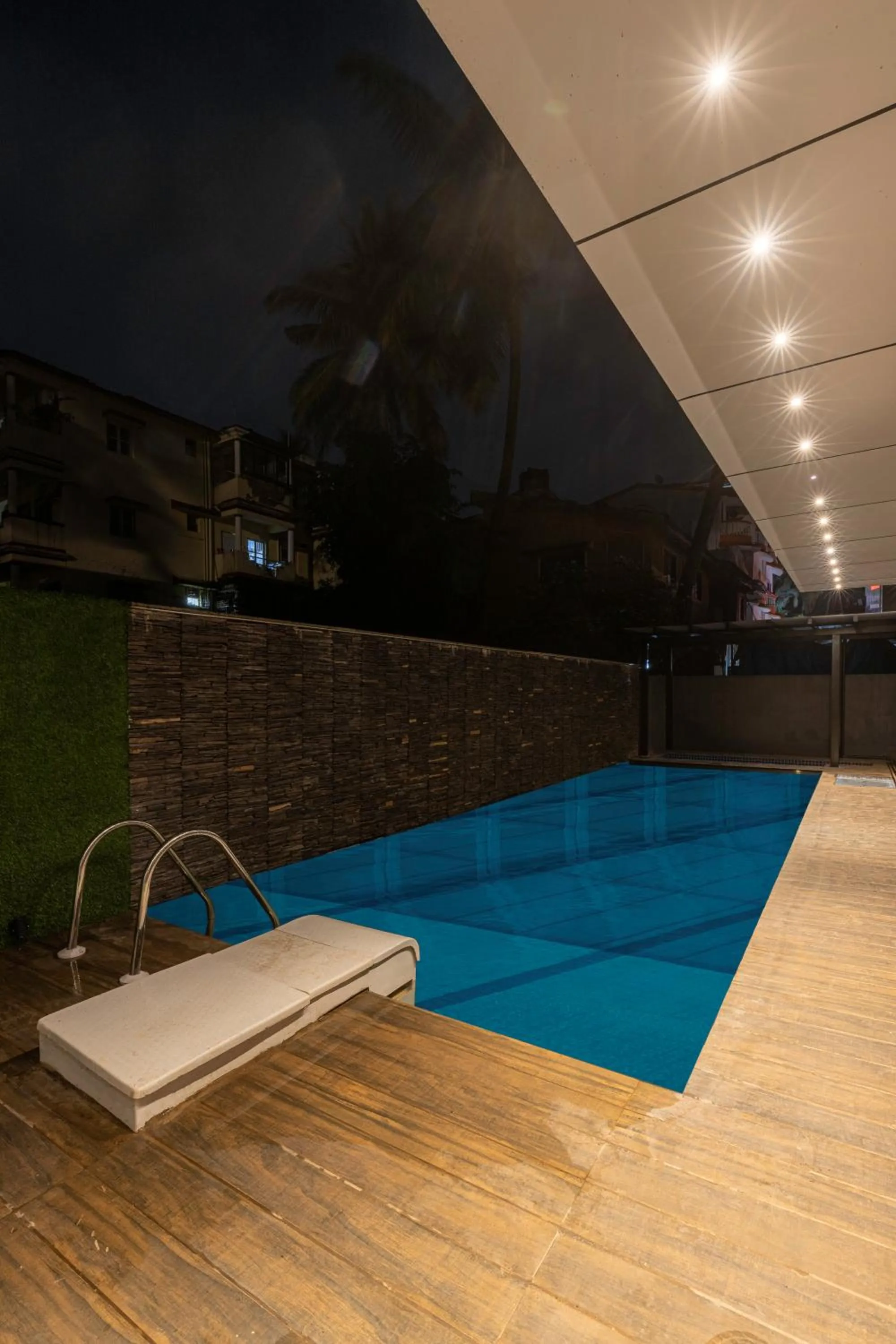 Swimming pool in Divan Clarks Inn Goa