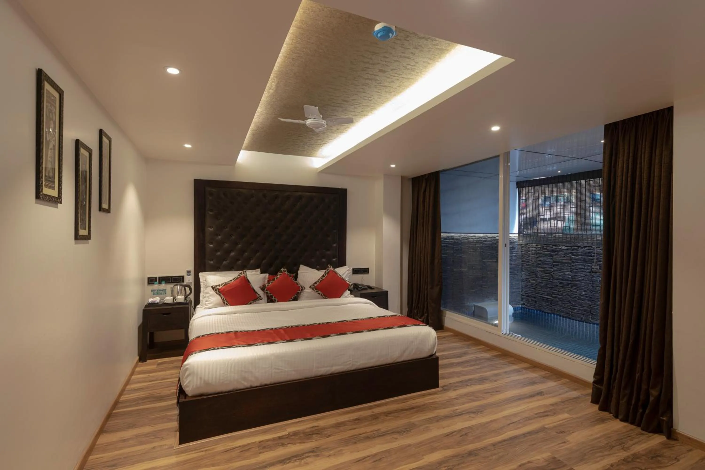 Photo of the whole room, Bed in Divan Clarks Inn Goa