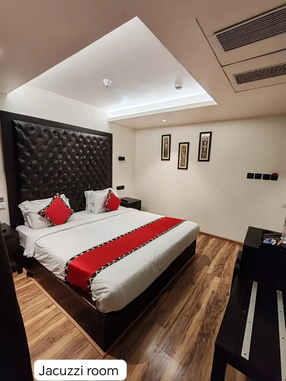 Bed in Divan Clarks Inn Goa Bed in Divan Clarks Inn Goa