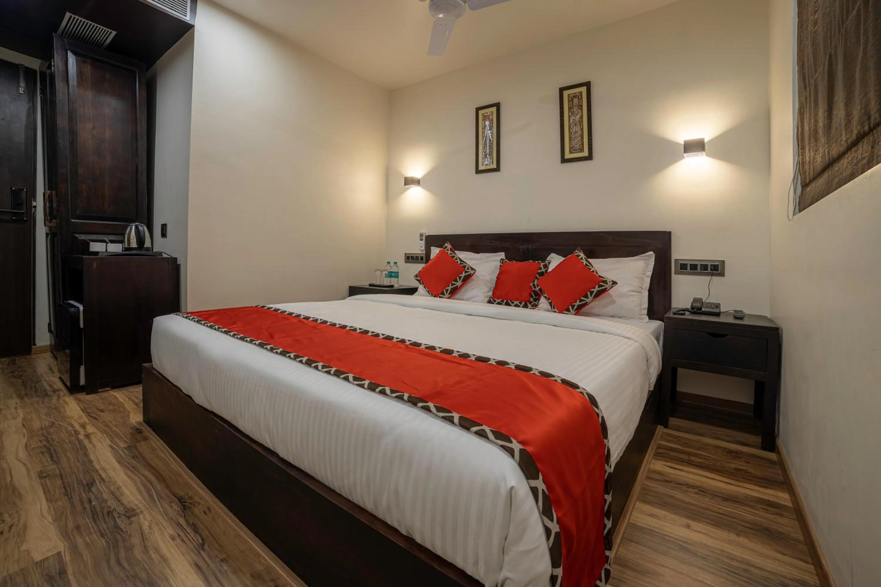 Bed in Divan Clarks Inn Goa