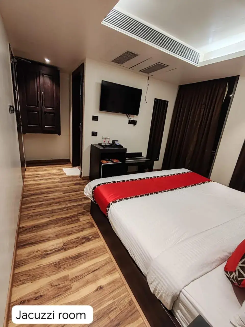 Bed in Divan Clarks Inn Goa Bed in Divan Clarks Inn Goa