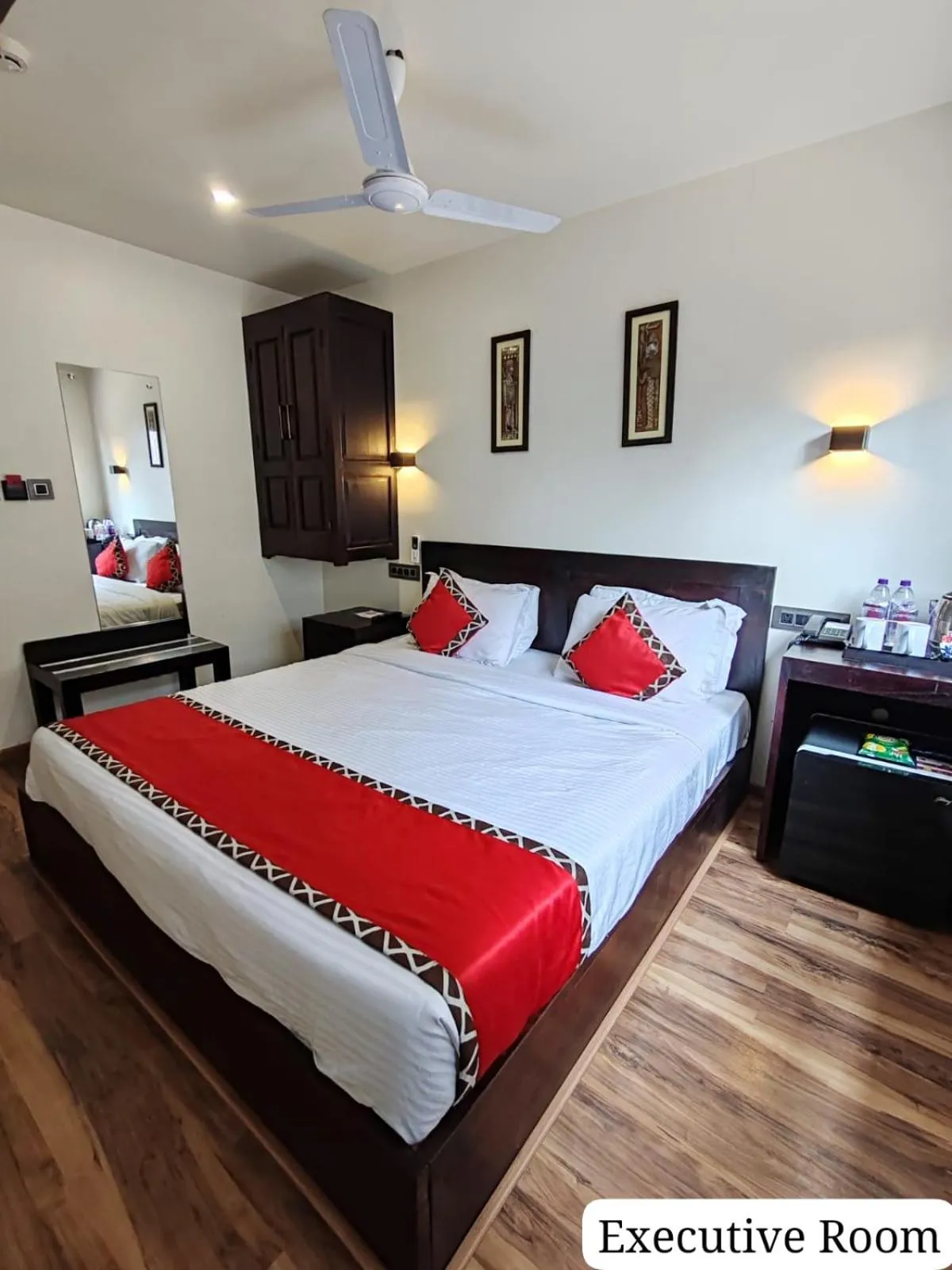 Bed in Divan Clarks Inn Goa