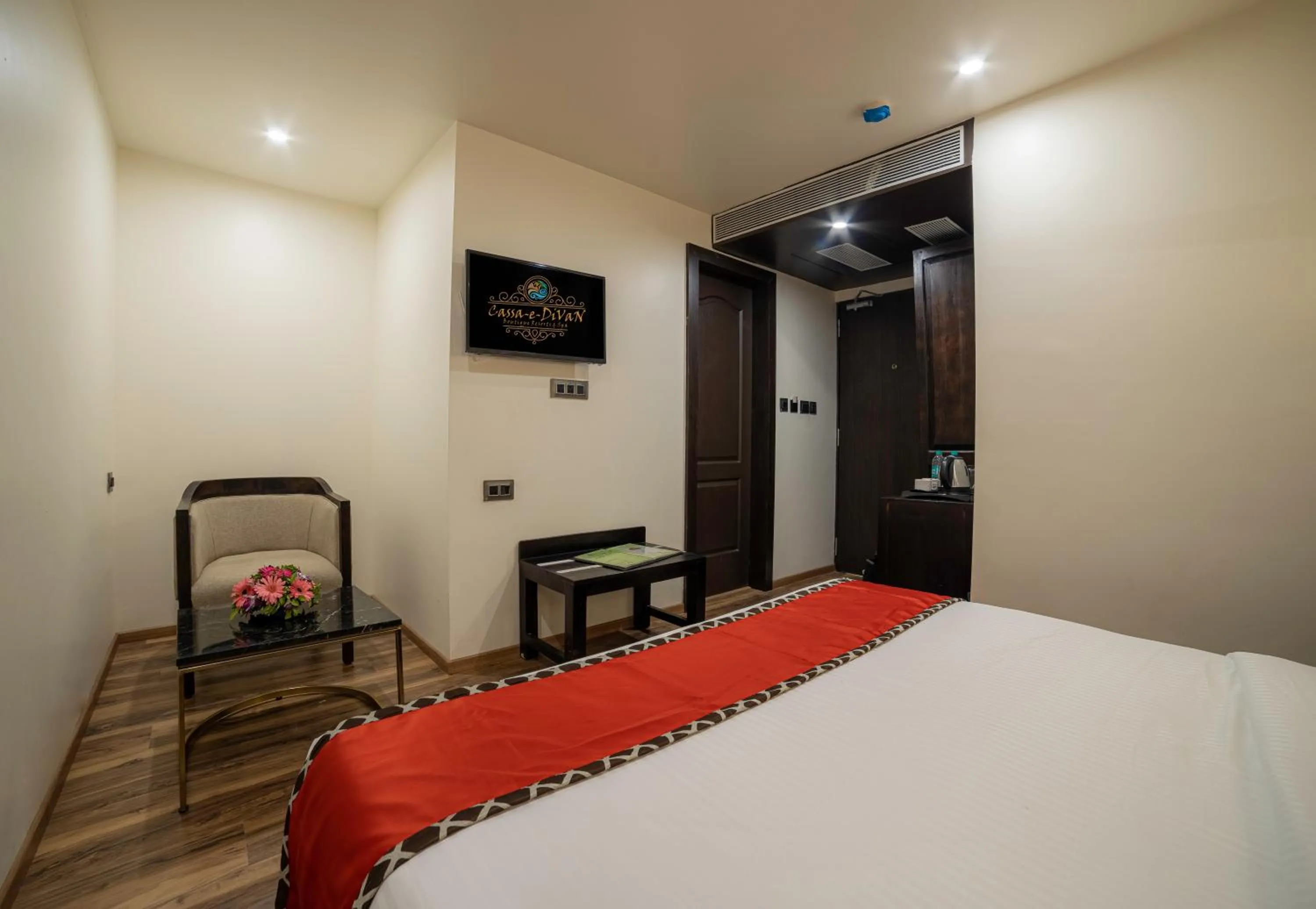 Bed in Divan Clarks Inn Goa