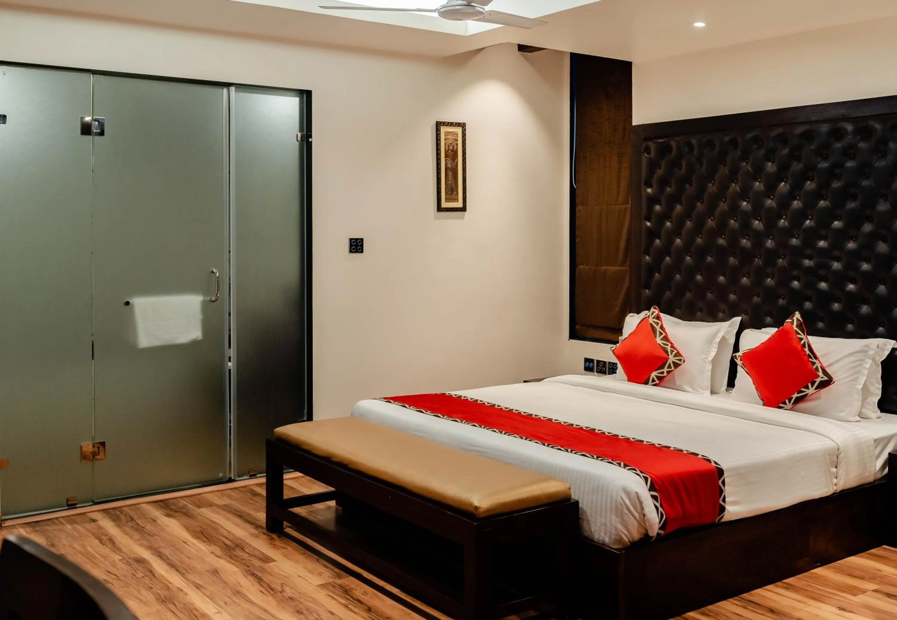 Bed in Divan Clarks Inn Goa