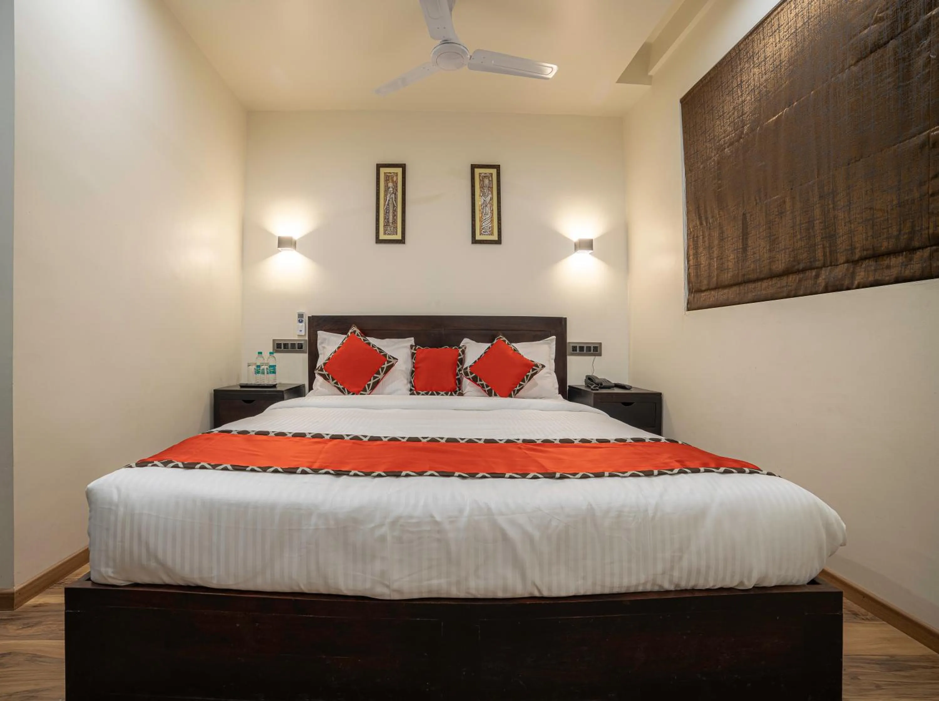 Bed in Divan Clarks Inn Goa