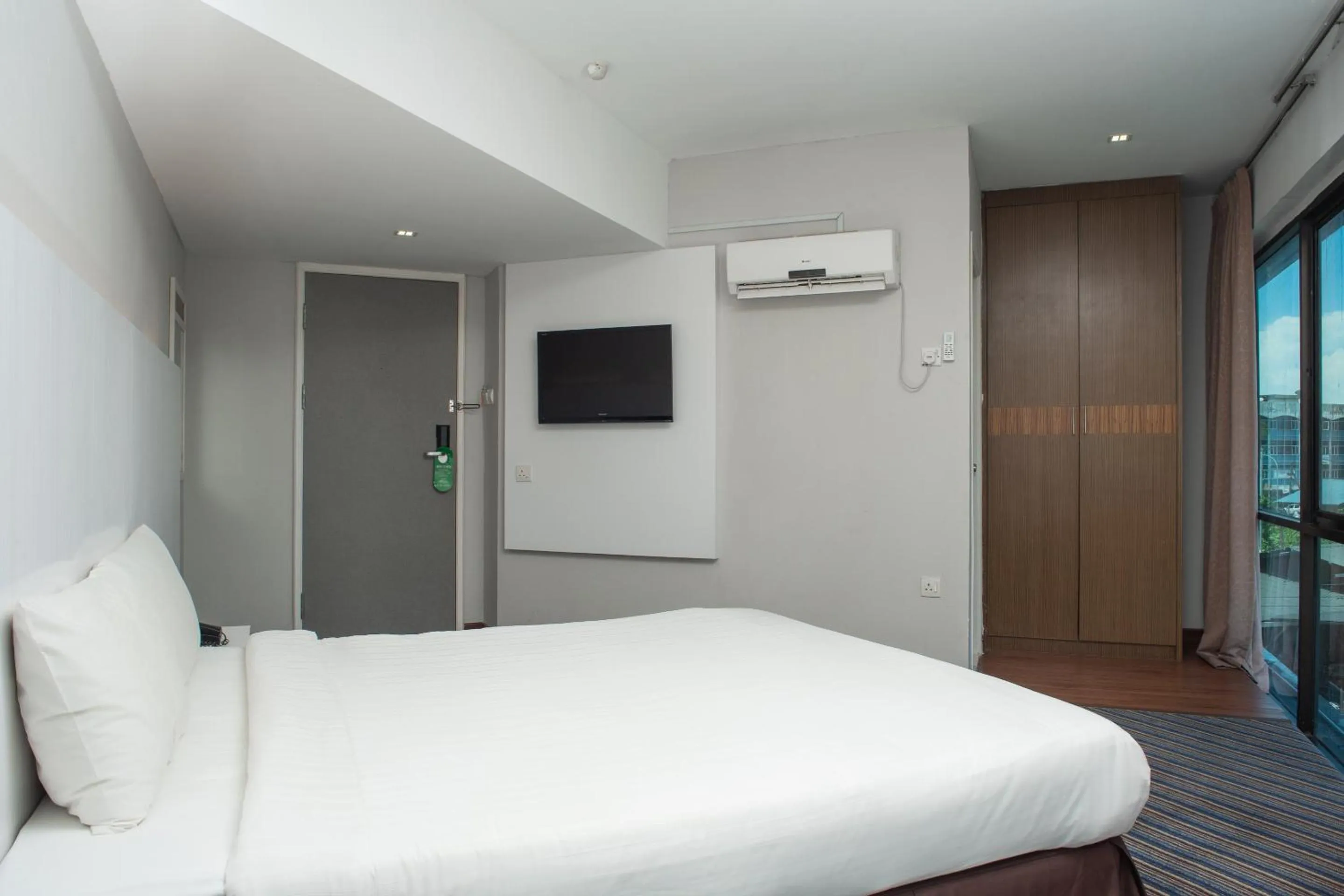 Bedroom in Capital O 90083 Riverfront Inn