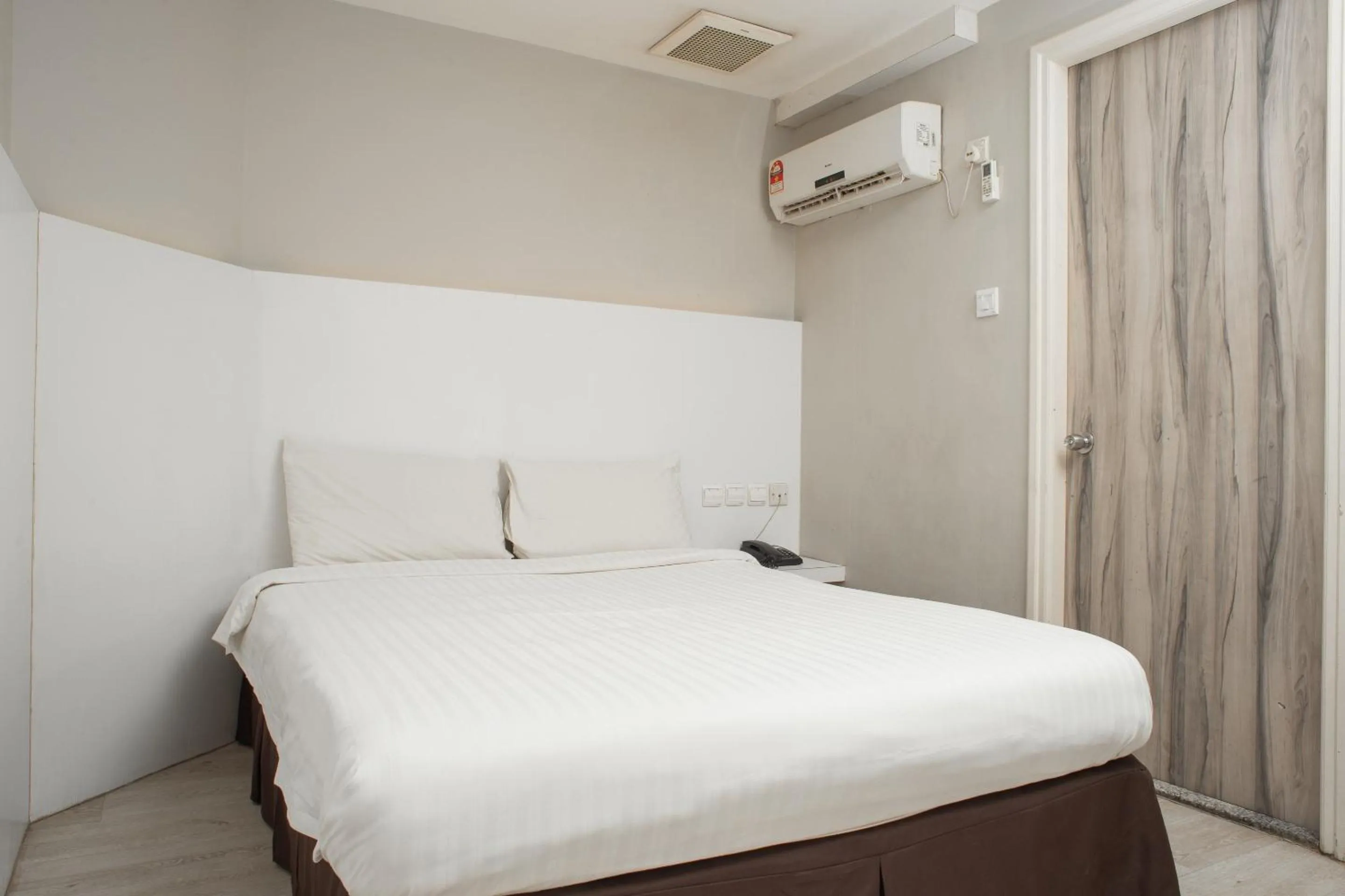 Bedroom in Capital O 90083 Riverfront Inn