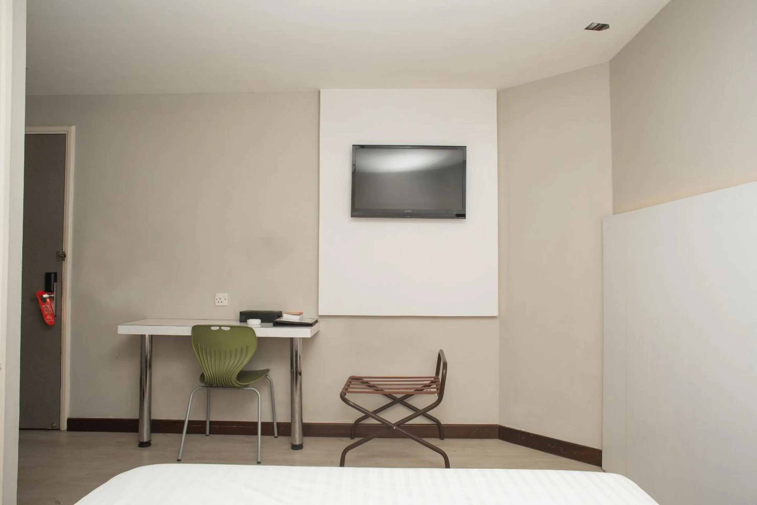 Bedroom in Capital O 90083 Riverfront Inn