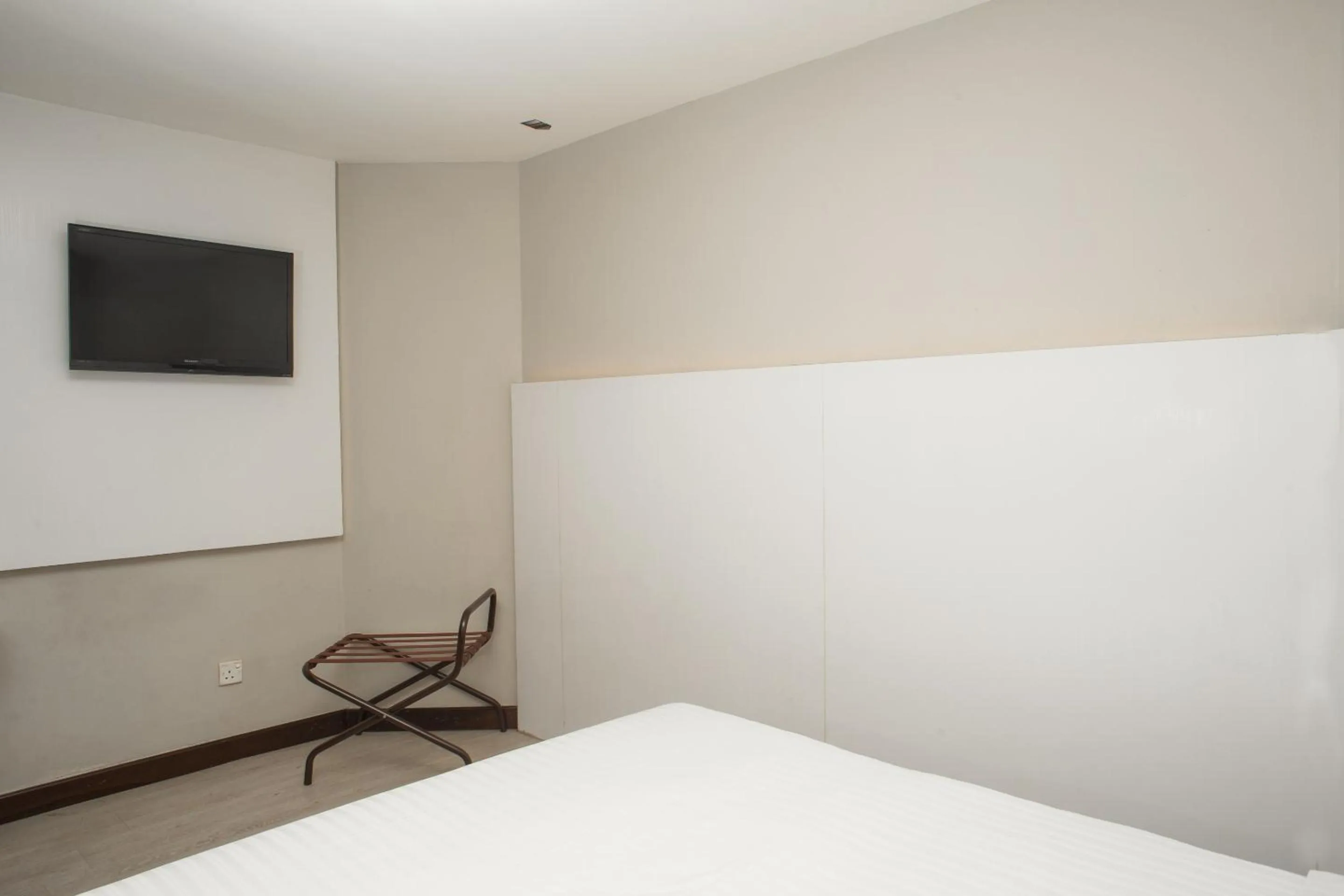 Bedroom in Capital O 90083 Riverfront Inn