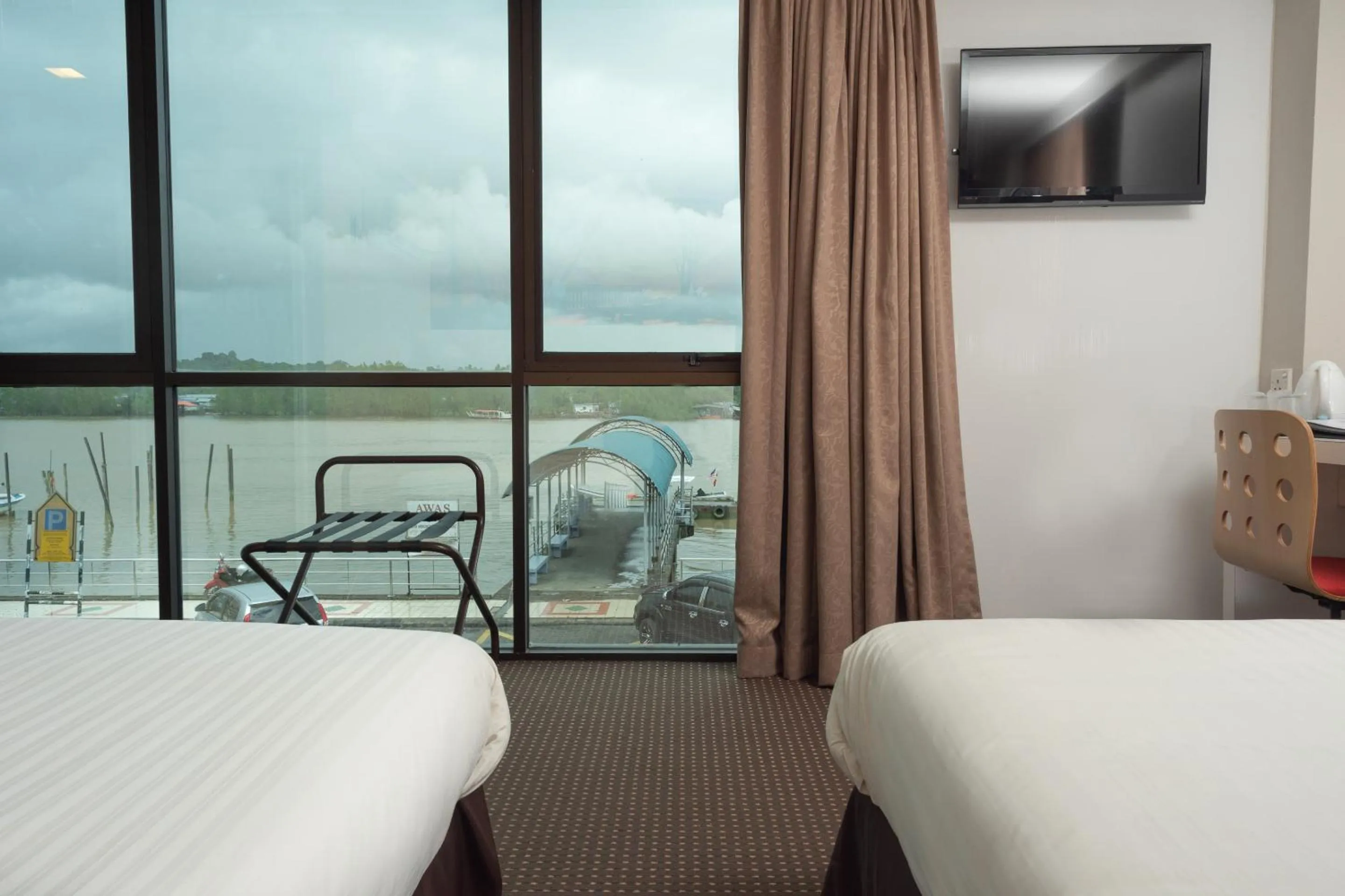 Bedroom in Capital O 90083 Riverfront Inn