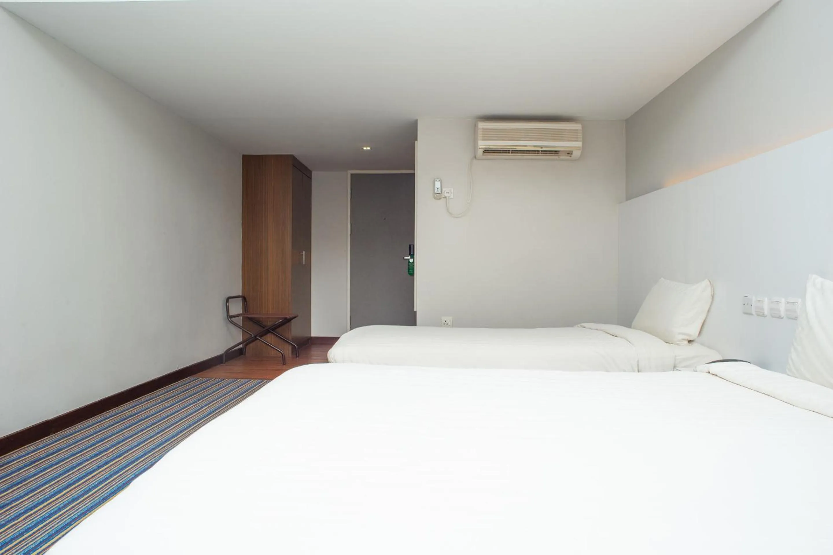 Bedroom in Capital O 90083 Riverfront Inn