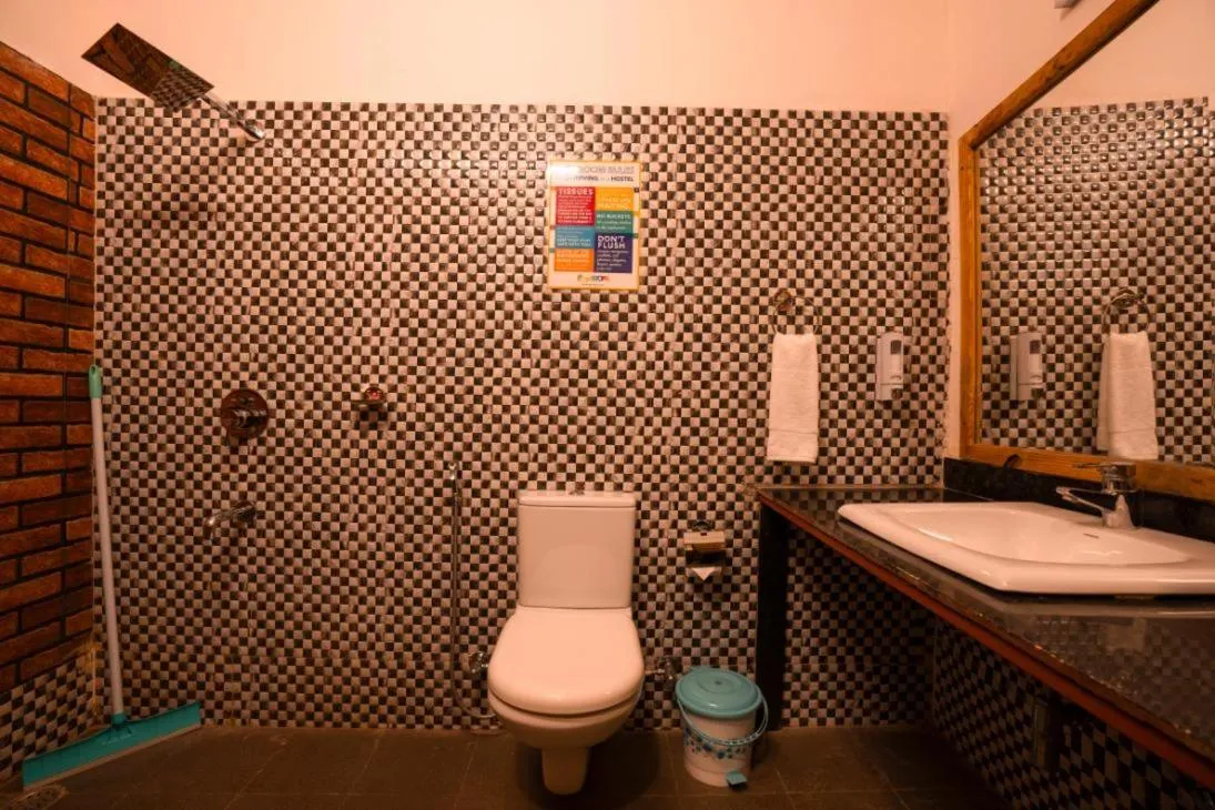 Bathroom in goSTOPS Dehradun, Maldevta
