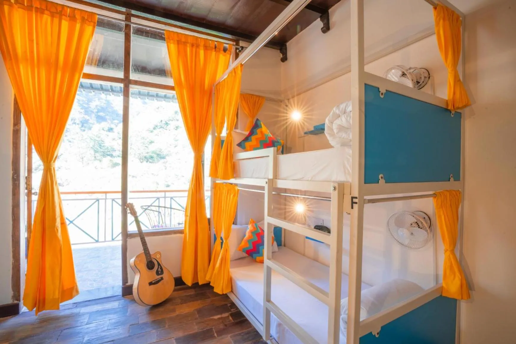 Bed in goSTOPS Dehradun, Maldevta