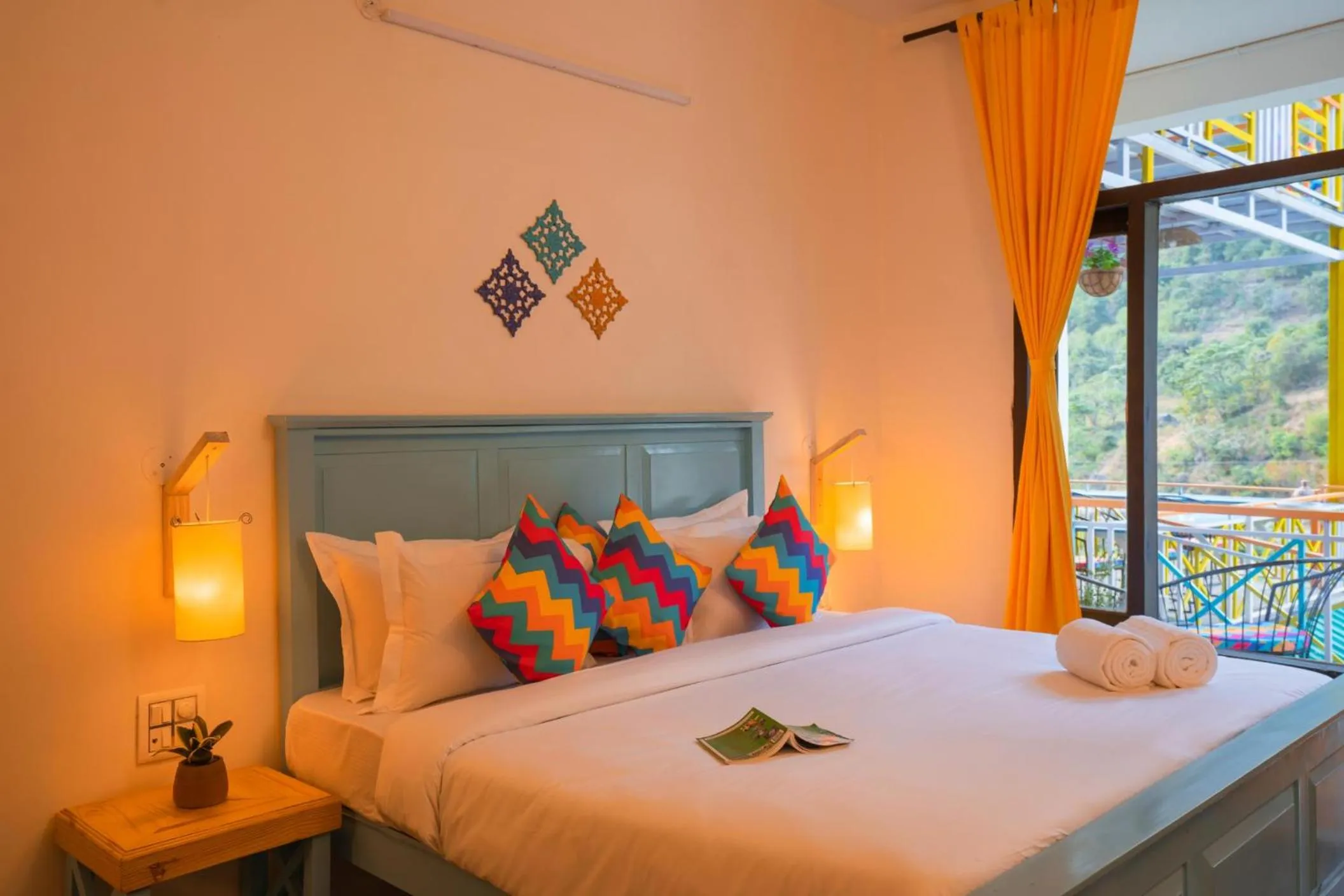 Bed in goSTOPS Dehradun, Maldevta