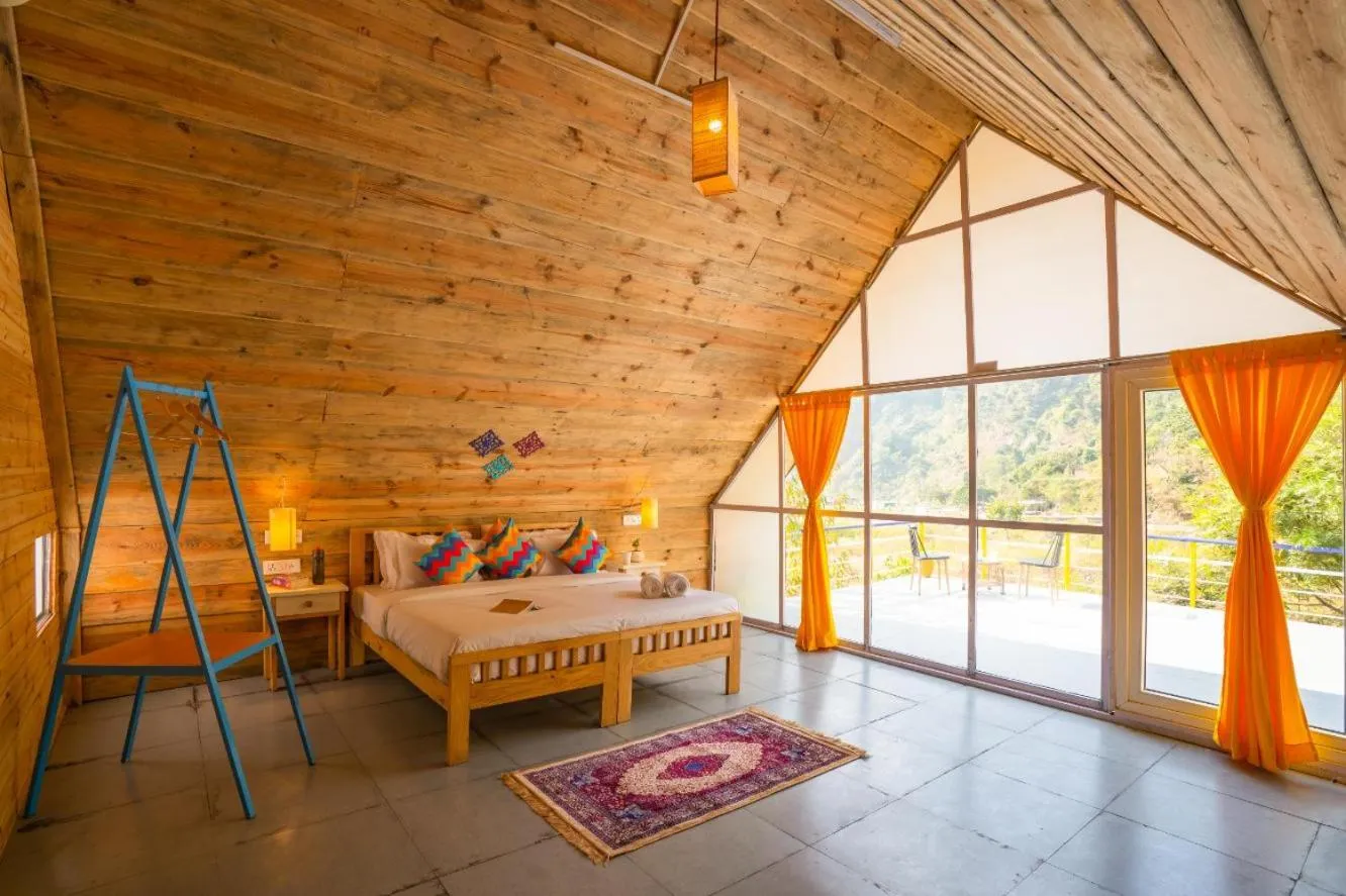 Bed in goSTOPS Dehradun, Maldevta