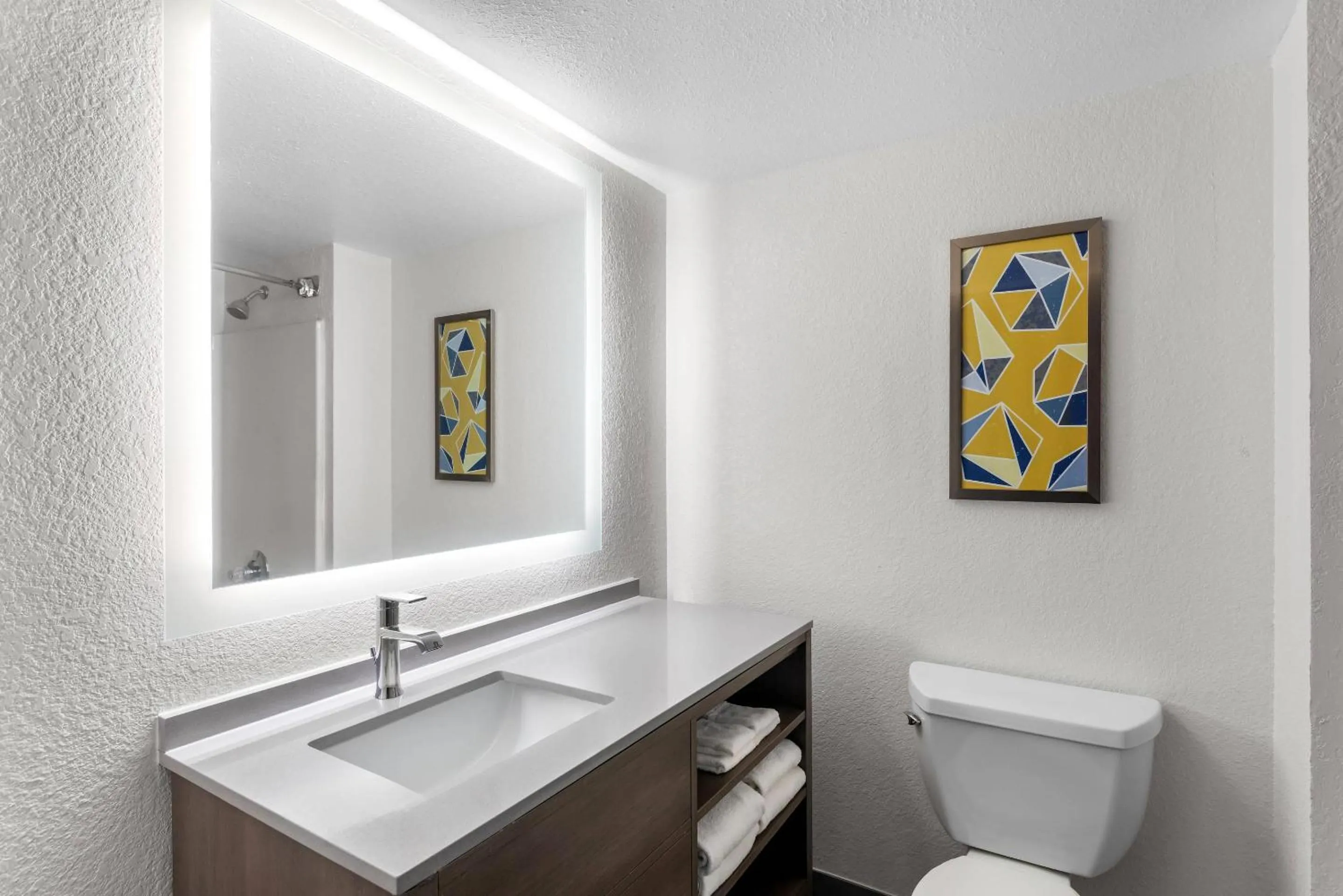 Bedroom in Comfort Suites Austin Airport