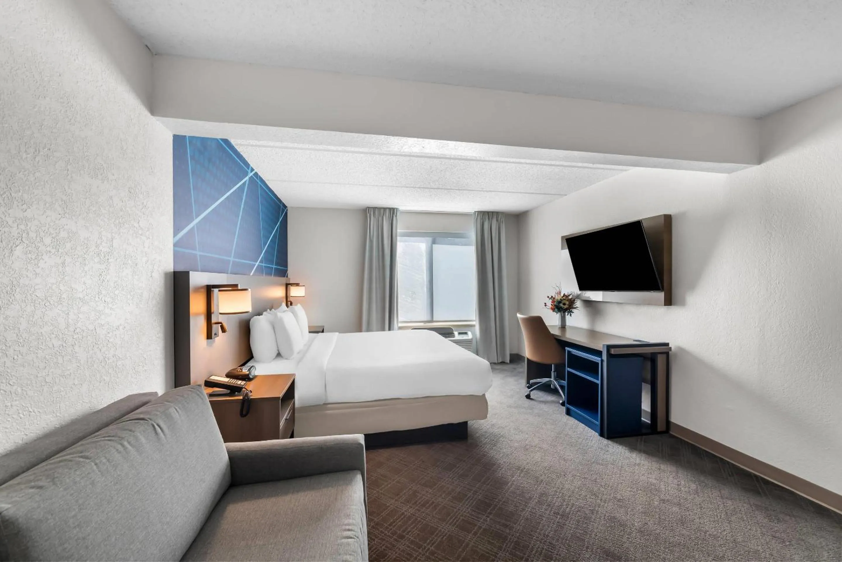 Bedroom, Bed in Comfort Suites Austin Airport