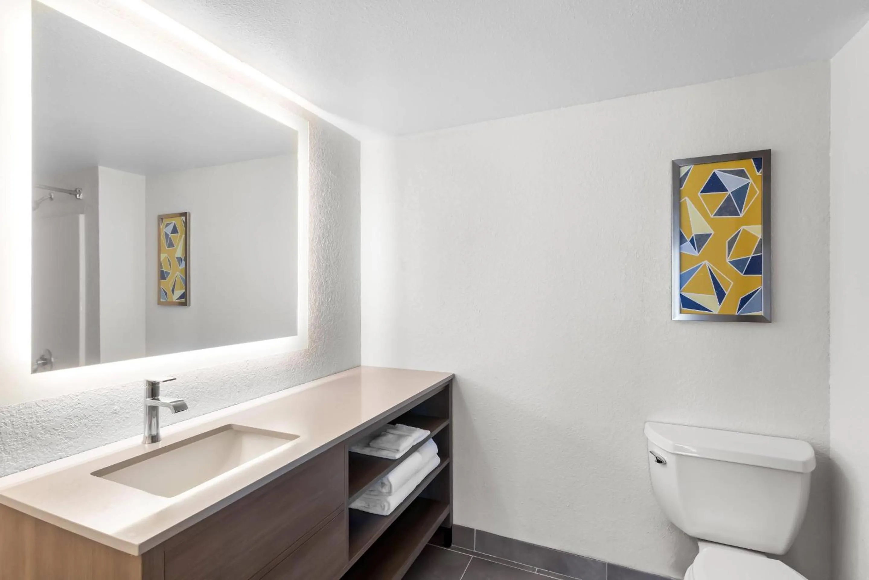 Bedroom in Comfort Suites Austin Airport