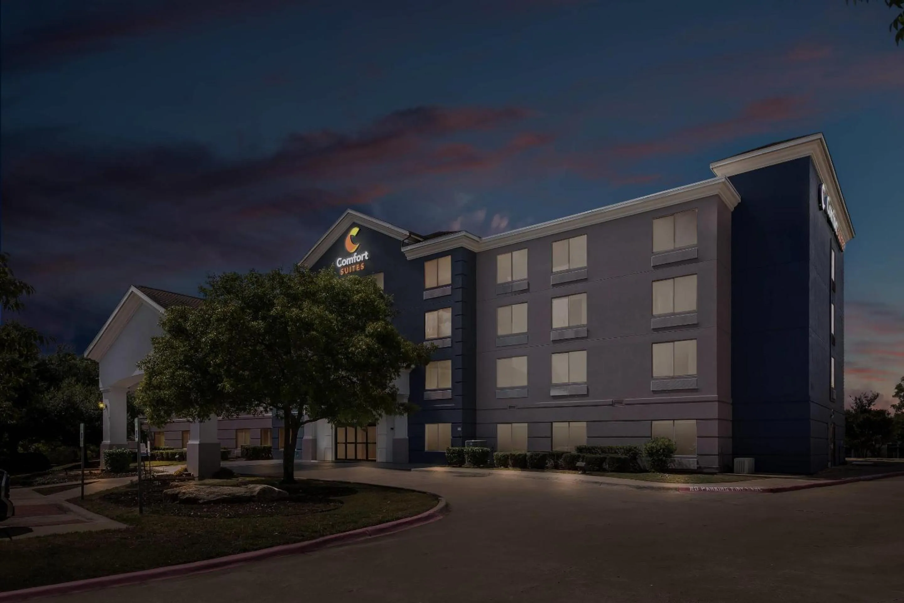 Property building in Comfort Suites Austin Airport