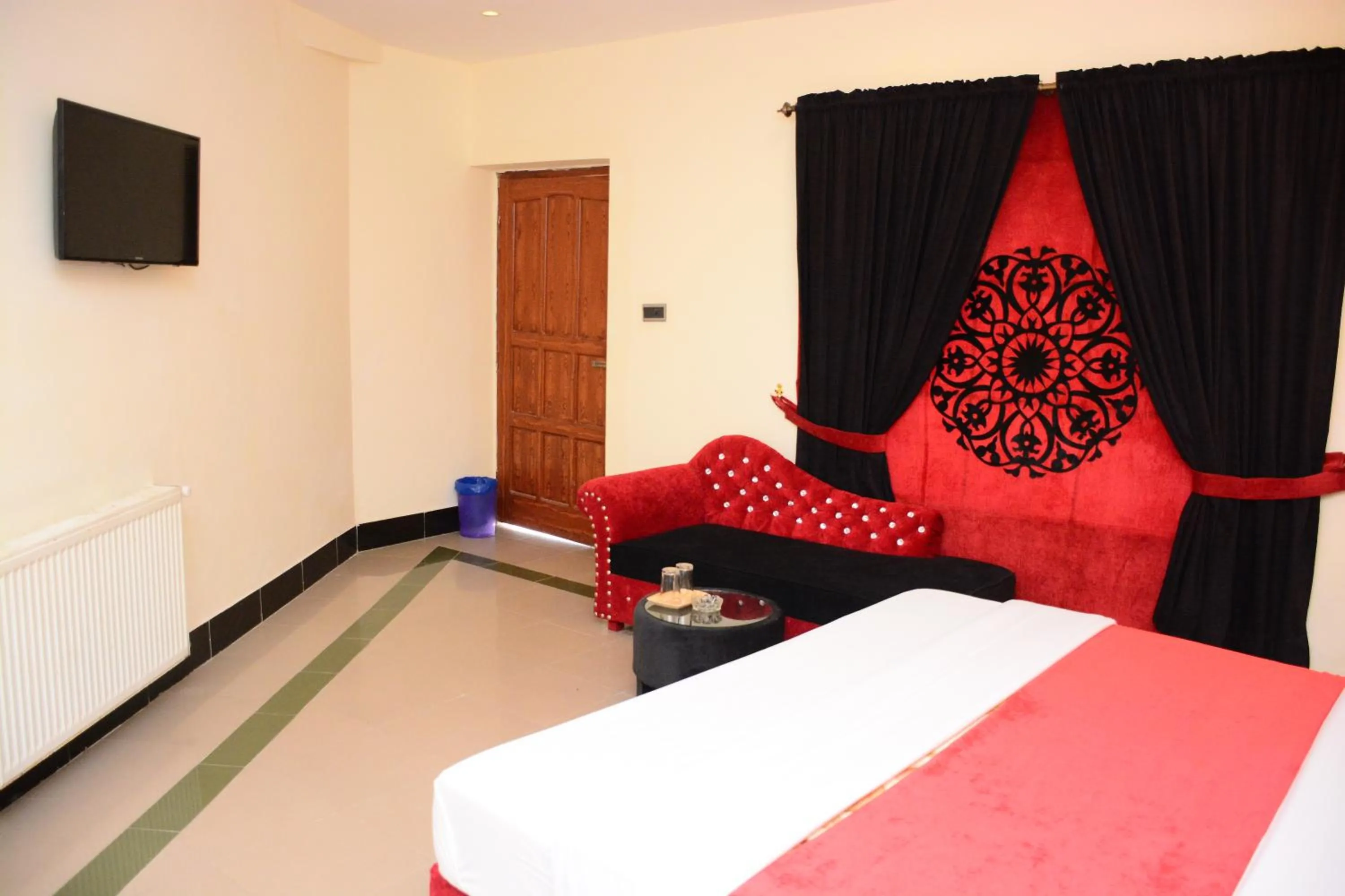 Bedroom, Bed in Move-N-Pick Murree