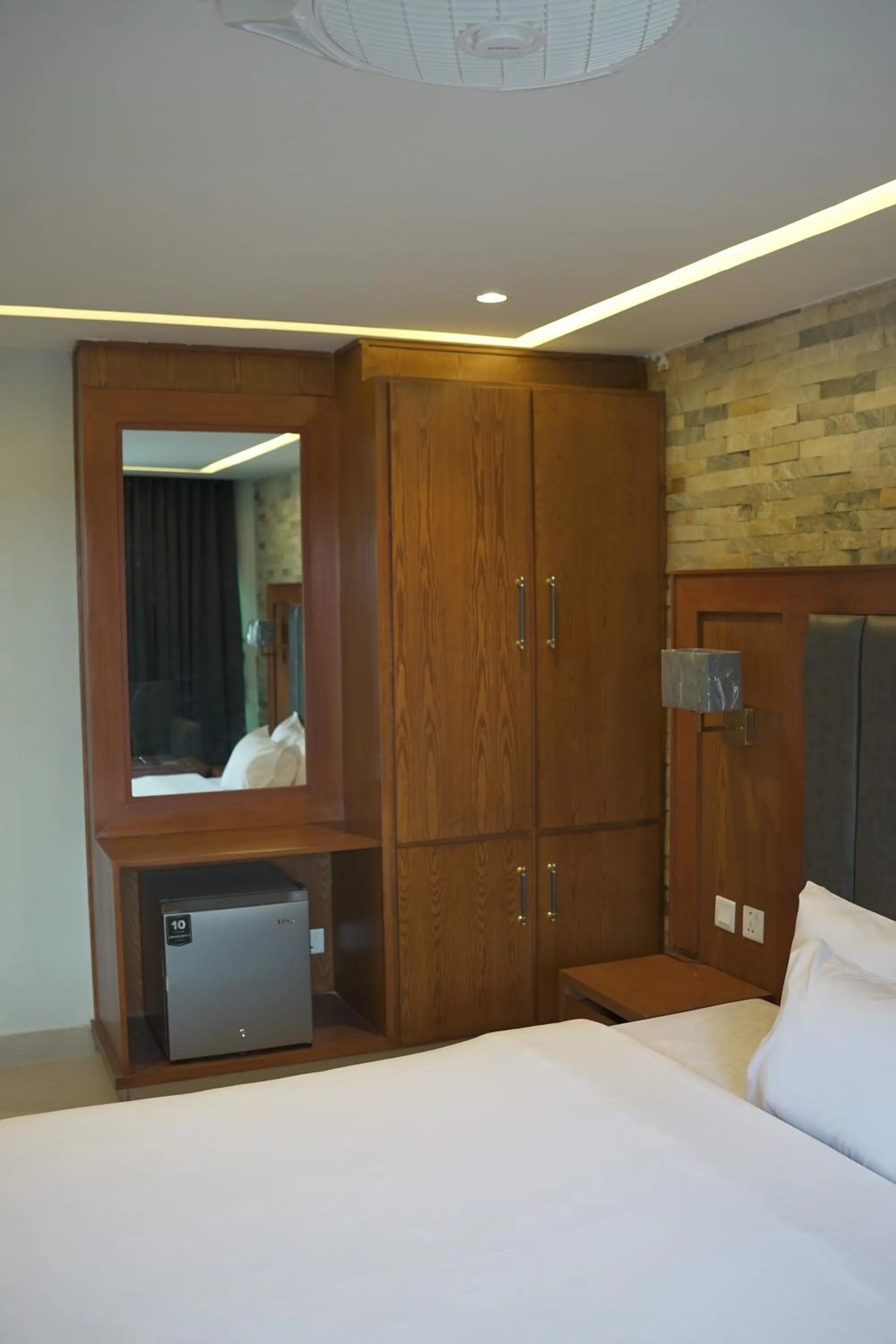 wardrobe, Bed in Move-N-Pick Murree