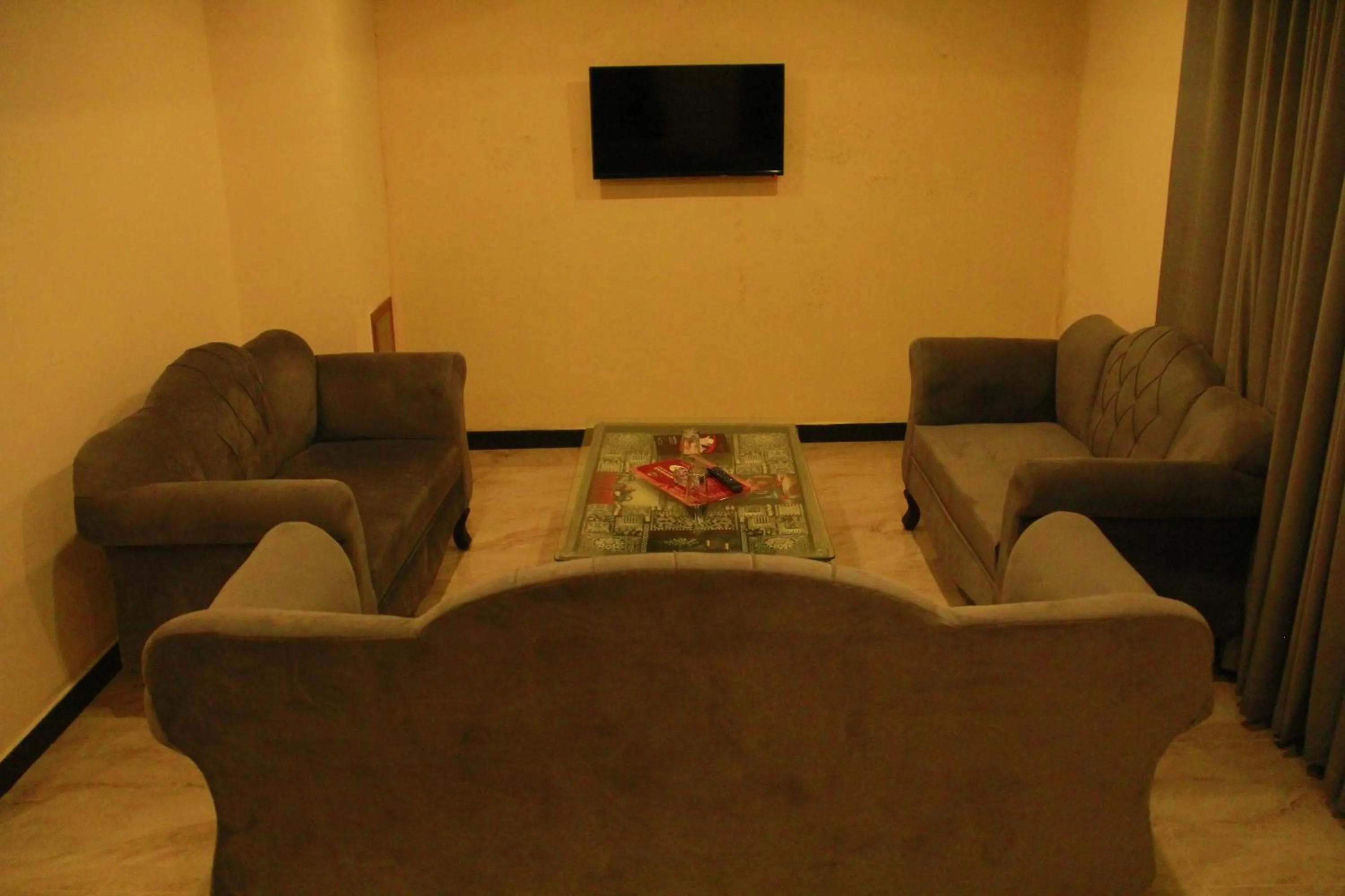 Communal lounge/ TV room in Move-N-Pick Murree