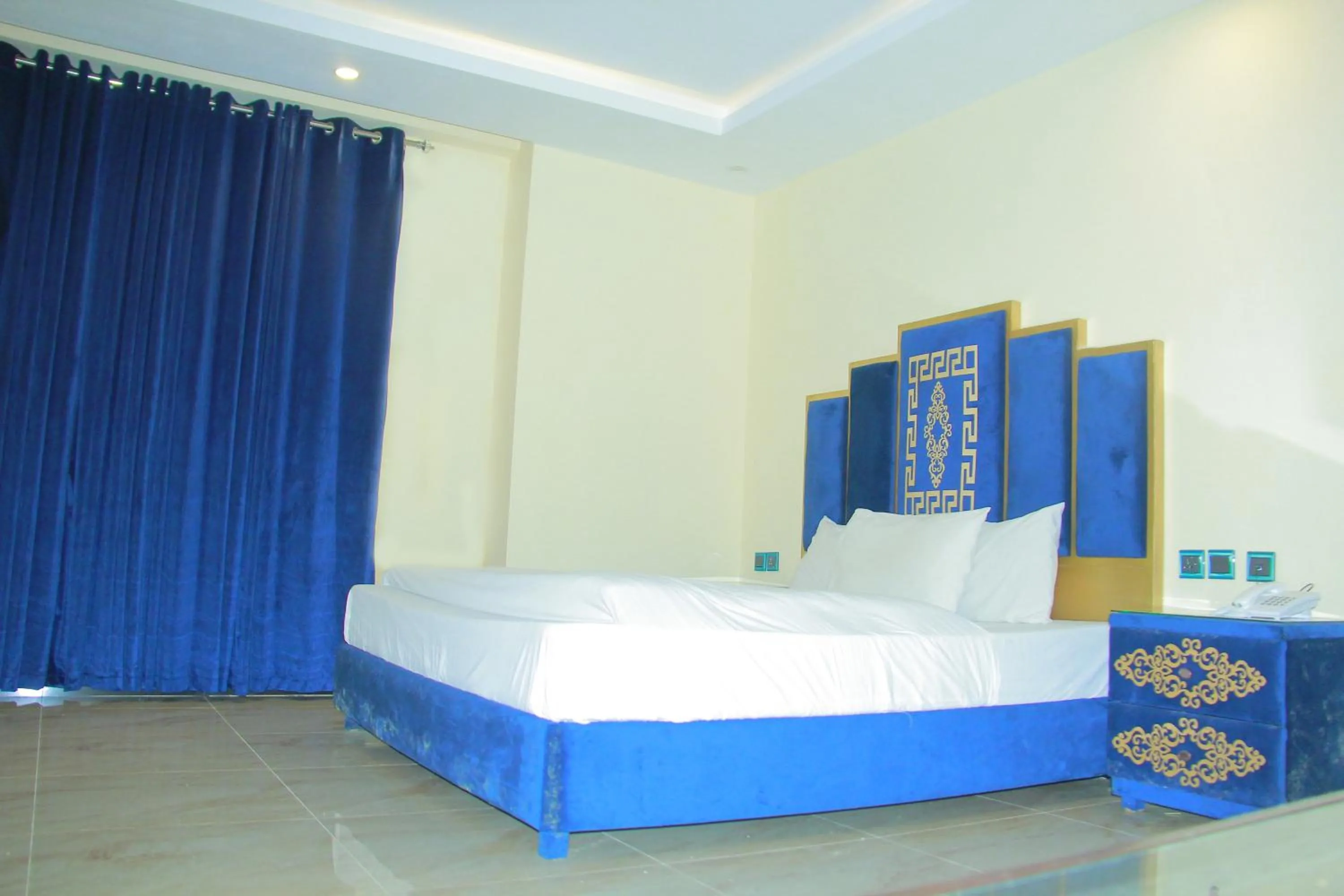 Bedroom, Bed in Move-N-Pick Murree