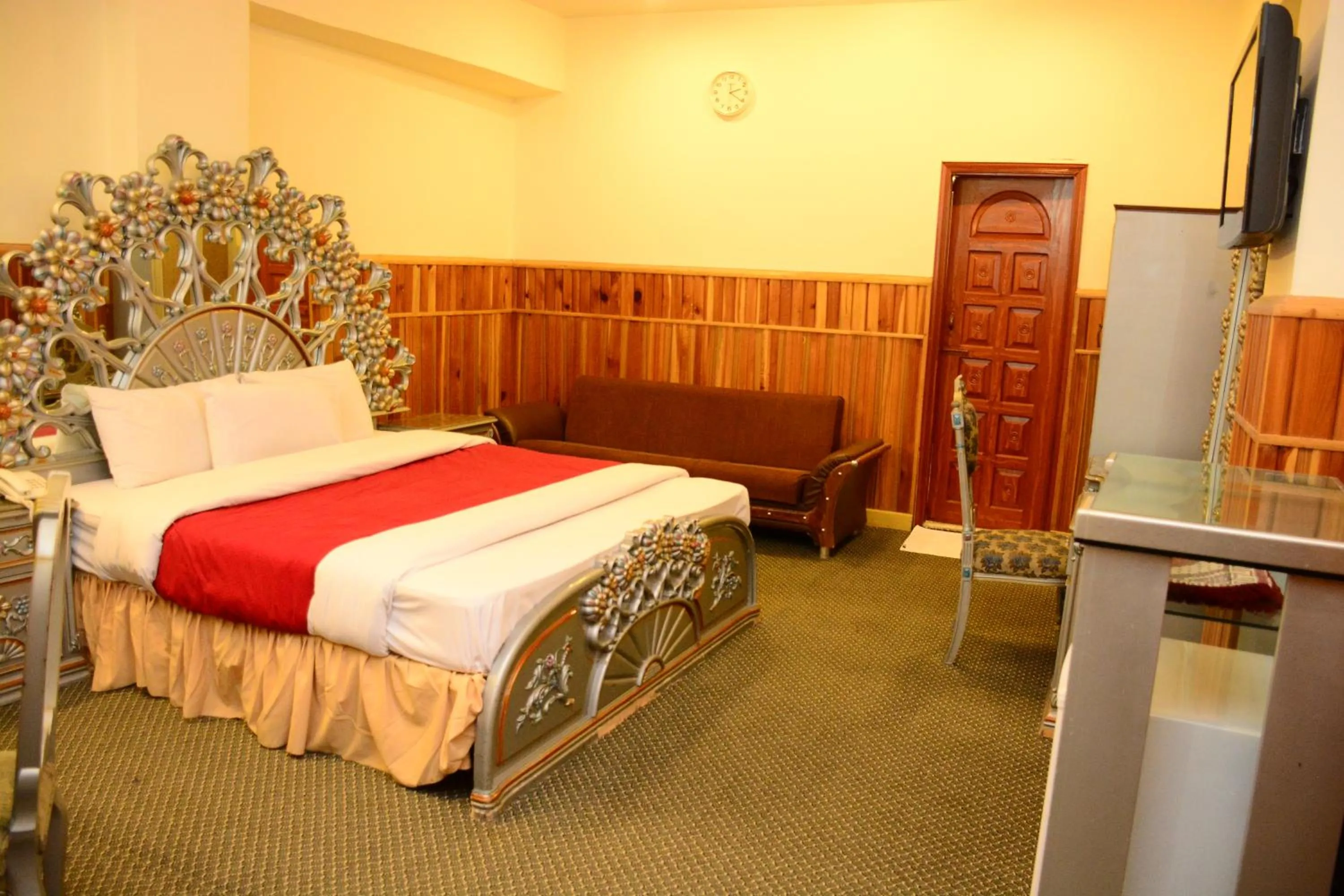 Photo of the whole room, Bed in Move-N-Pick Murree