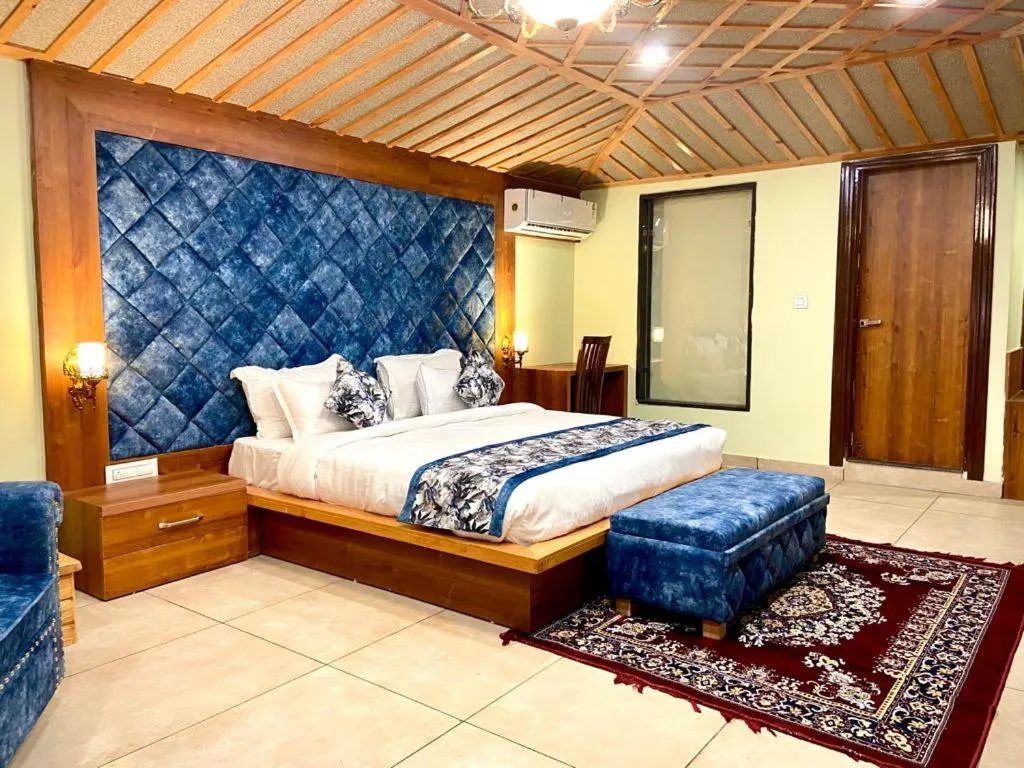 Bedroom, Bed in Hotel Woodville Inn - Hotel in Mcleodganj