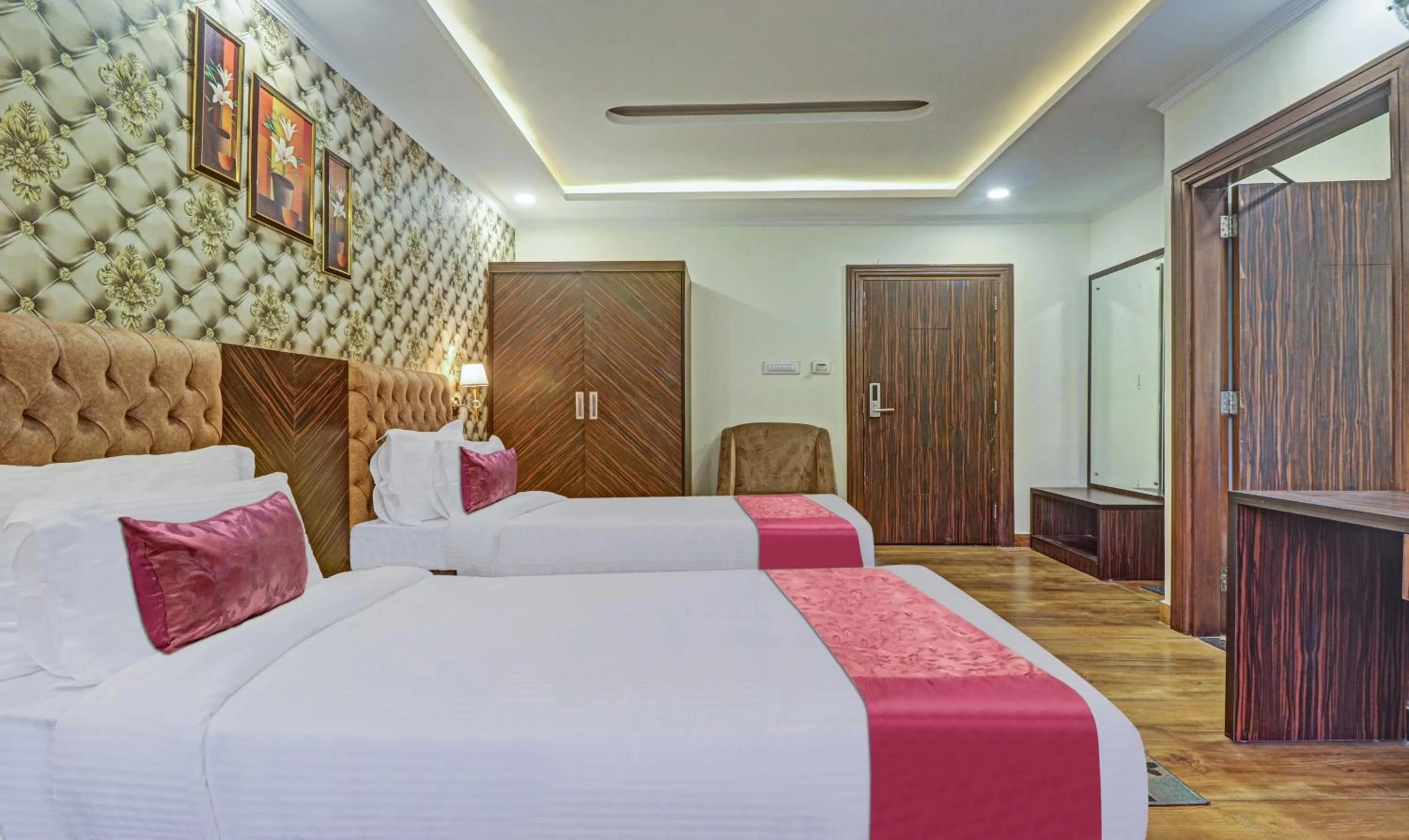 Bedroom, Bed in Hotel Woodville Inn - Hotel in Mcleodganj