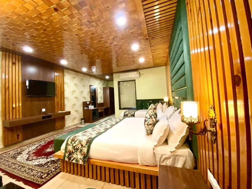 Bedroom, Bed in Hotel Woodville Inn - Hotel in Mcleodganj