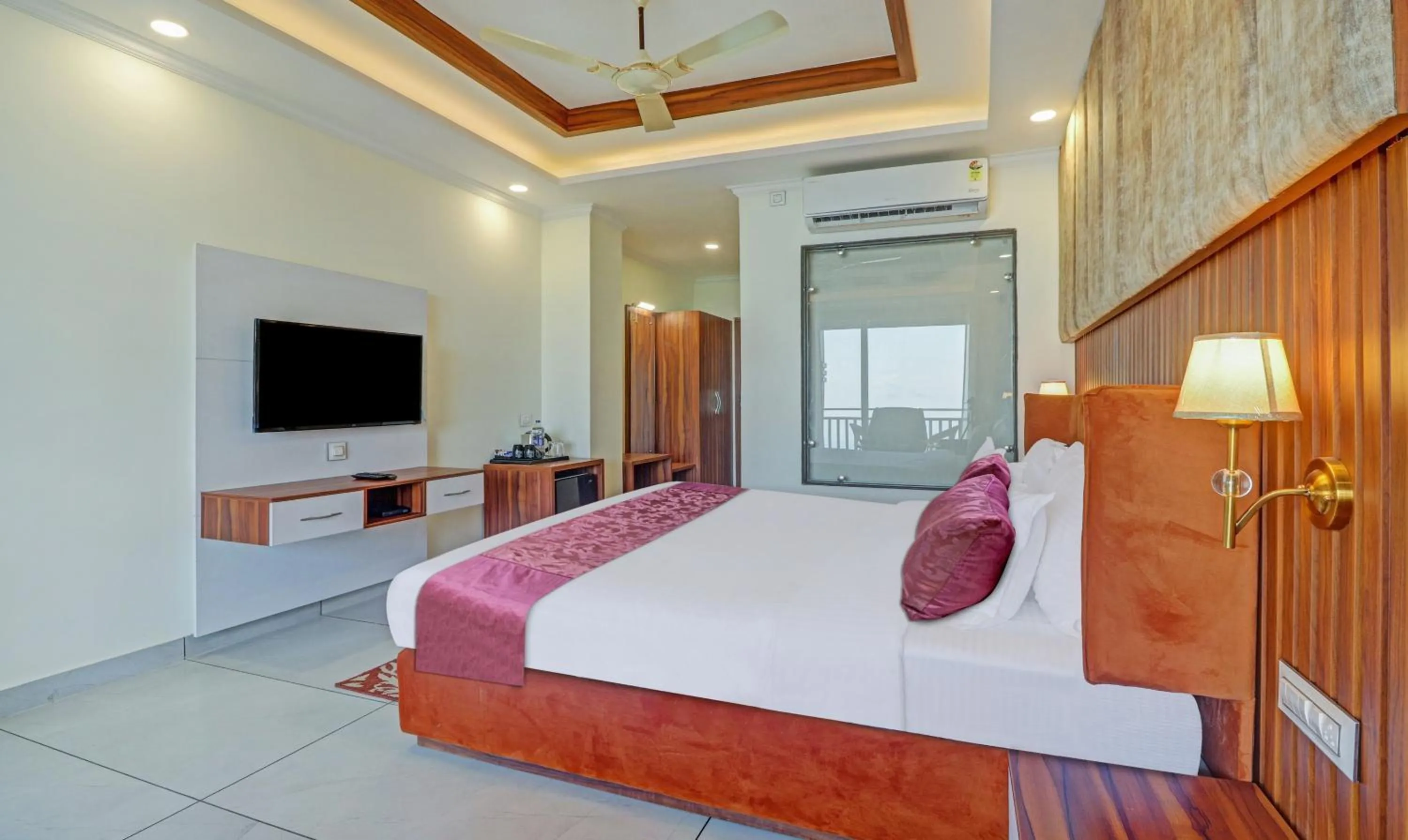 Photo of the whole room, Bed in Hotel Woodville Inn - Hotel in Mcleodganj