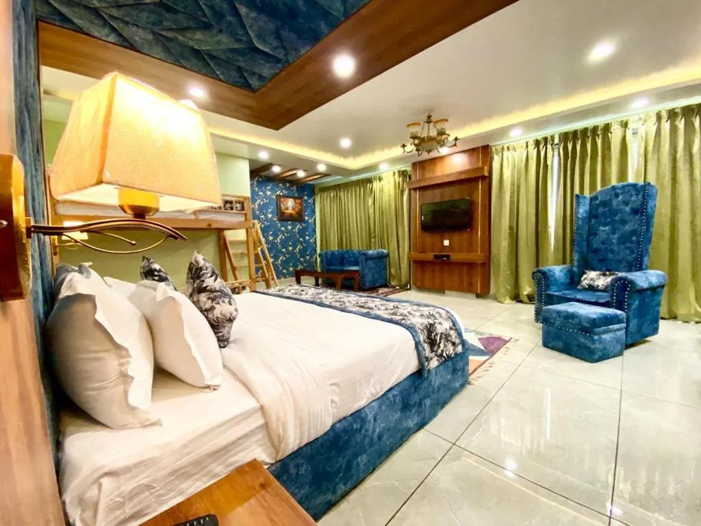 Seating area, Bed in Hotel Woodville Inn - Hotel in Mcleodganj