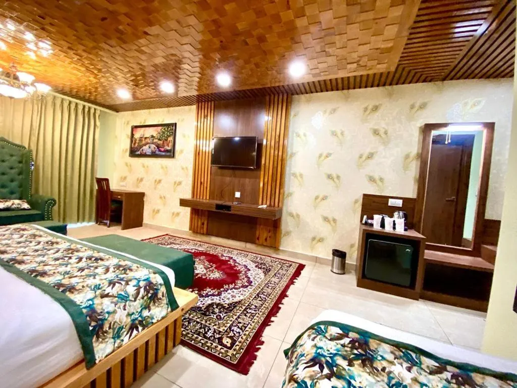Communal lounge/ TV room, Bed in Hotel Woodville Inn - Hotel in Mcleodganj