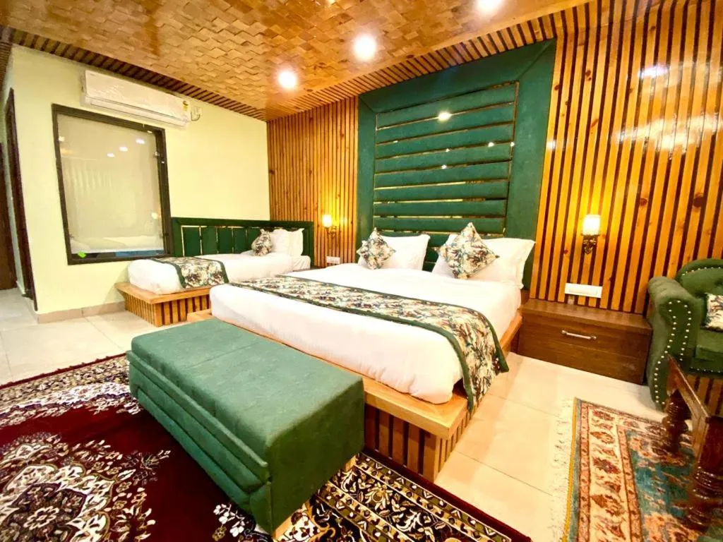 Bedroom, Bed in Hotel Woodville Inn - Hotel in Mcleodganj