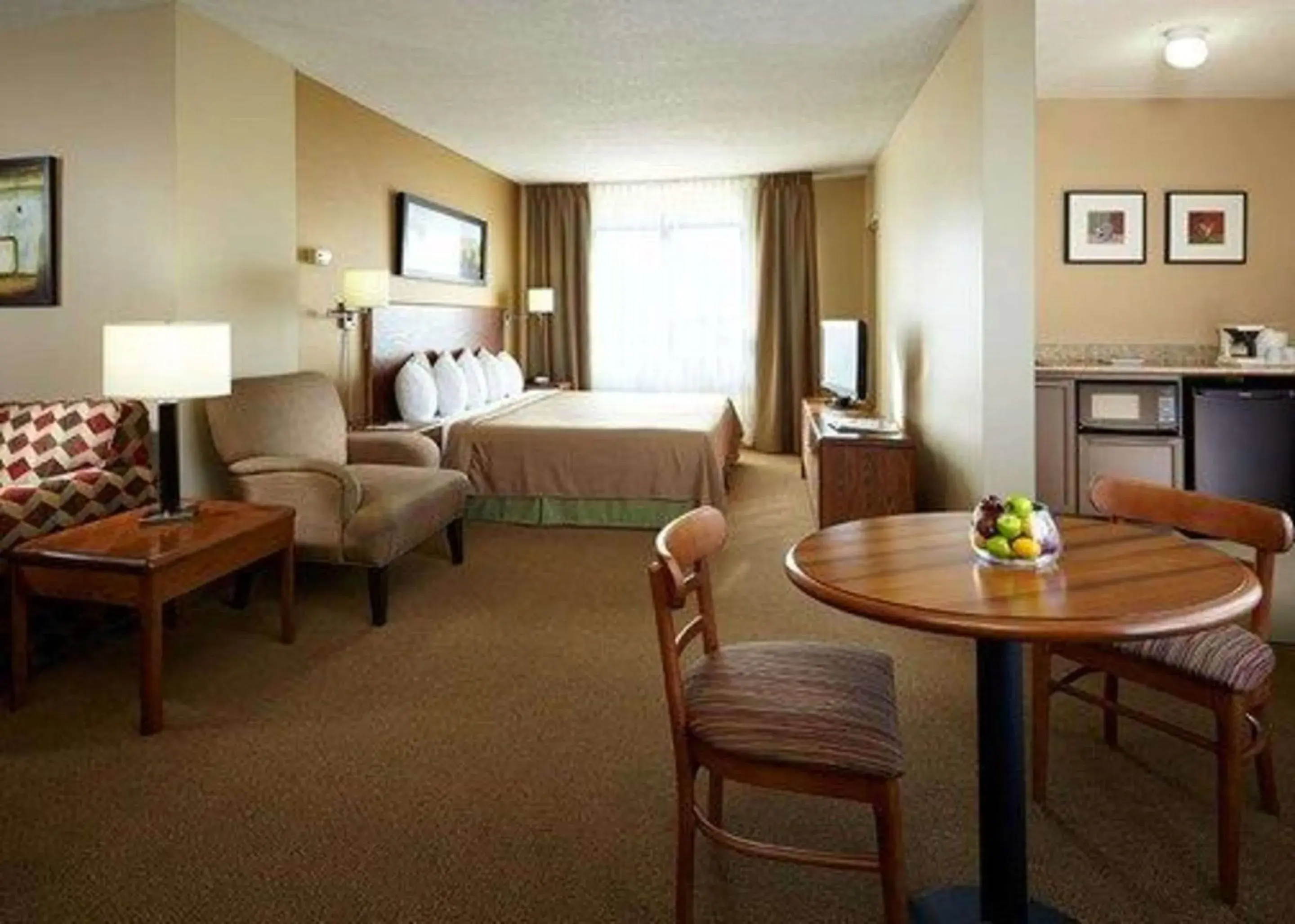 Bedroom, Bed in Quality Inn & Suites PE Trudeau Airport Bedroom, Bed in Quality Inn & Suites PE Trudeau Airport