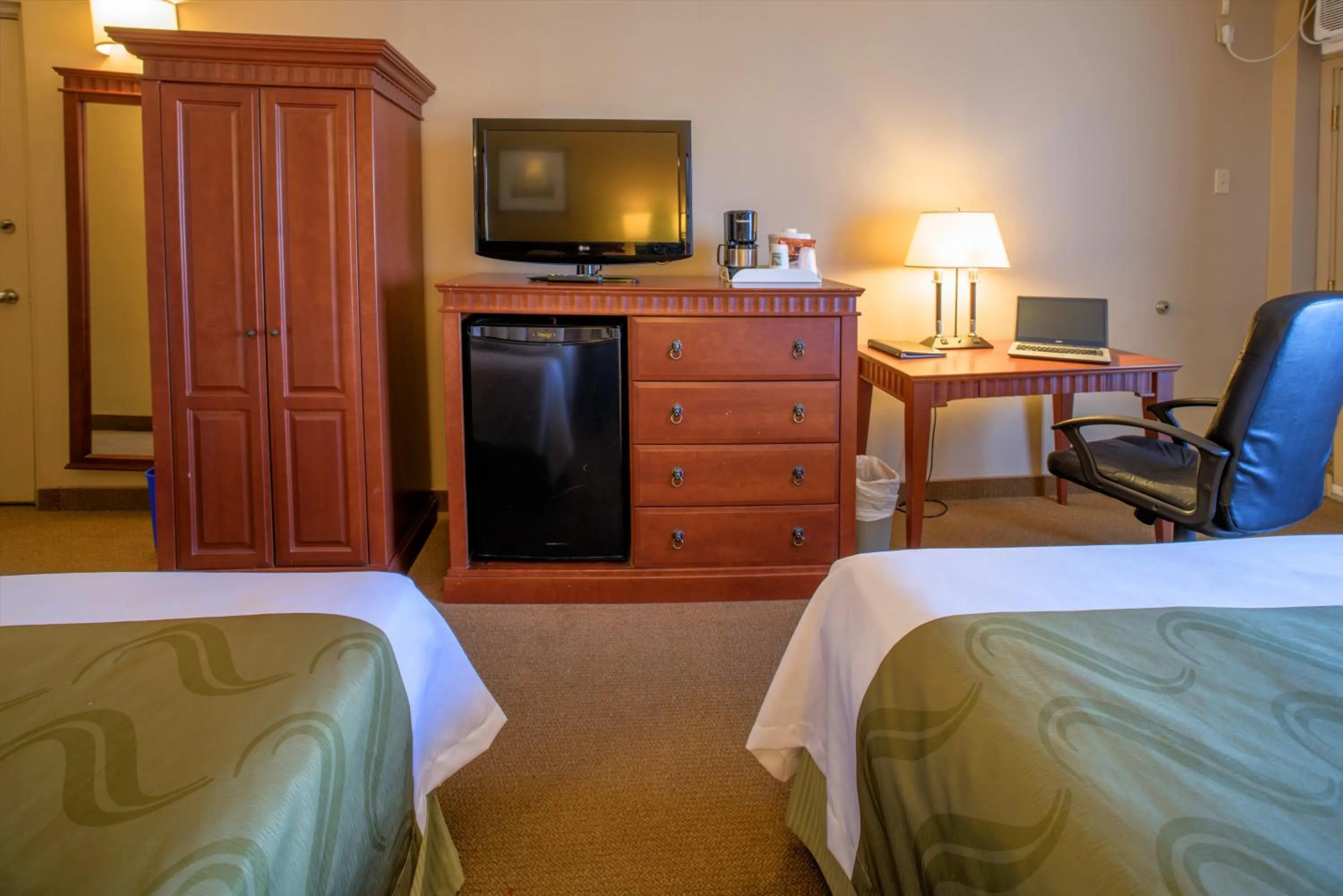 Bed in Quality Inn & Suites PE Trudeau Airport