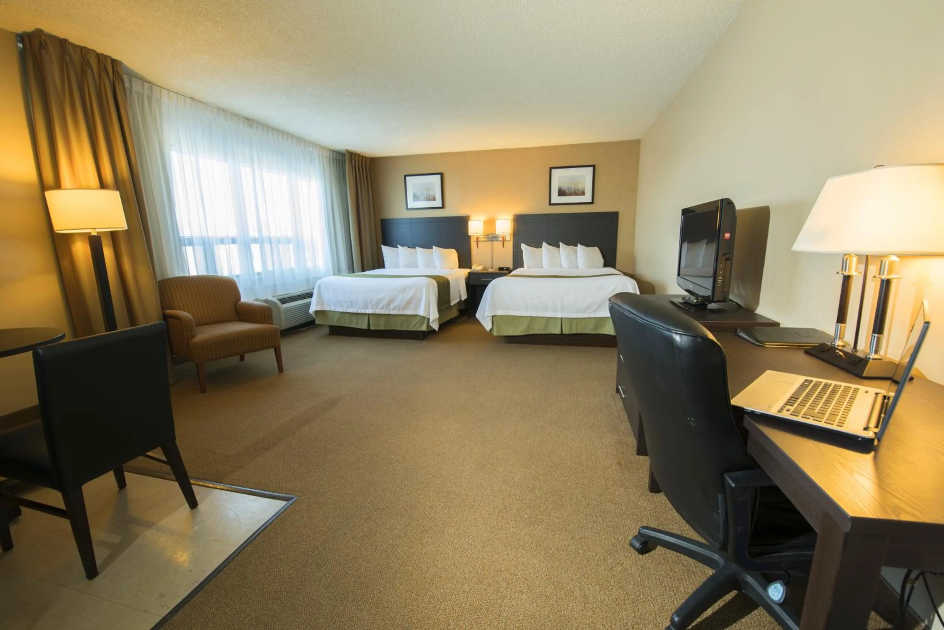 Bed in Quality Inn & Suites PE Trudeau Airport