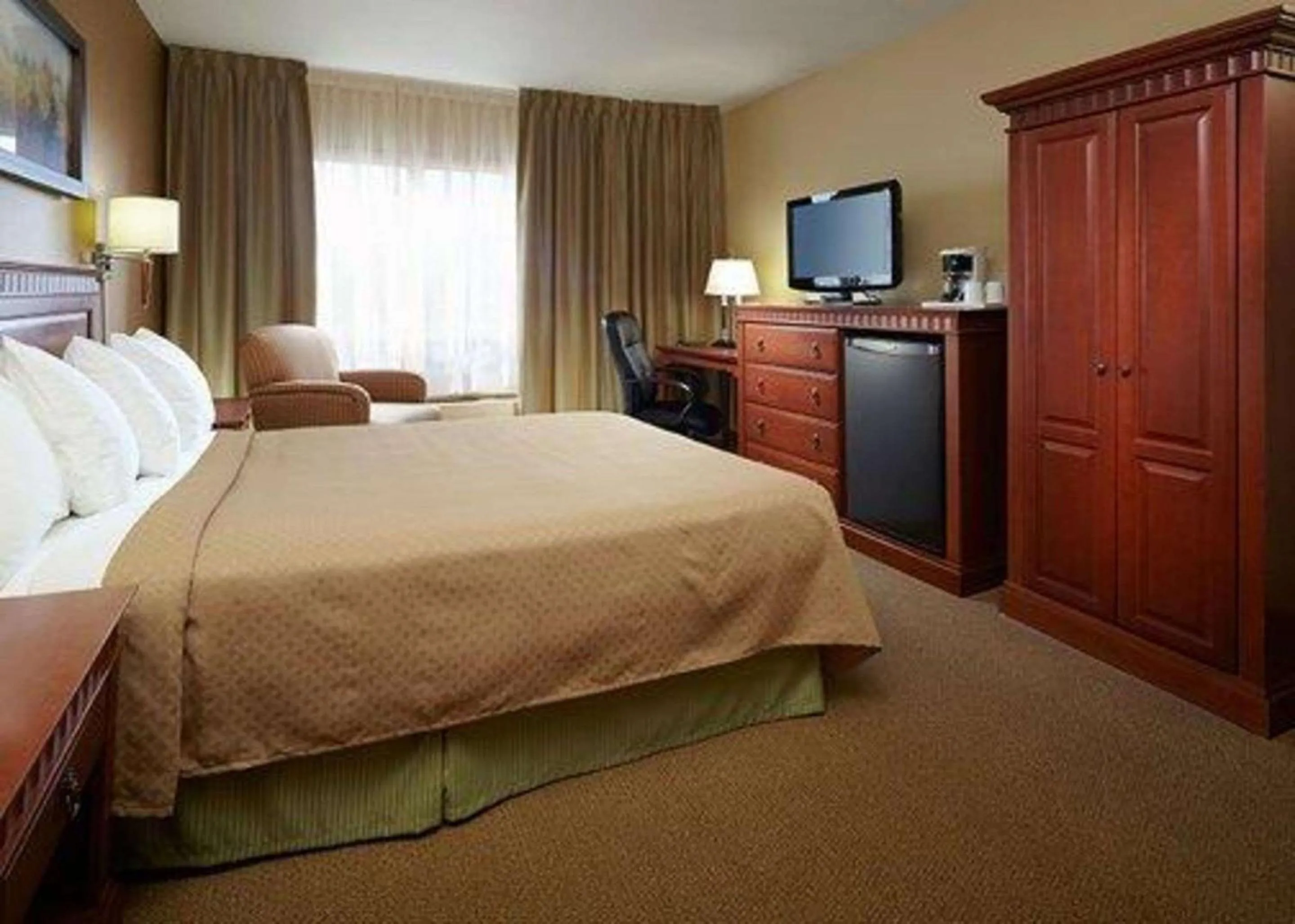 Bed in Quality Inn & Suites PE Trudeau Airport