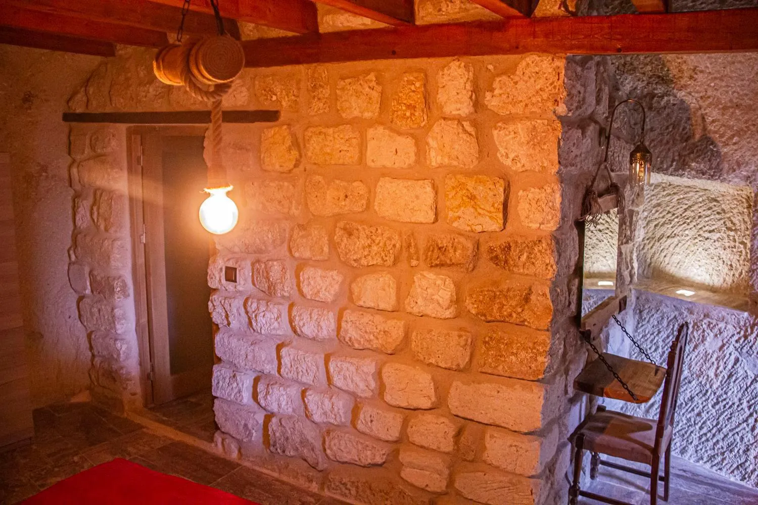 Photo of the whole room in Junior Ottoman Cave