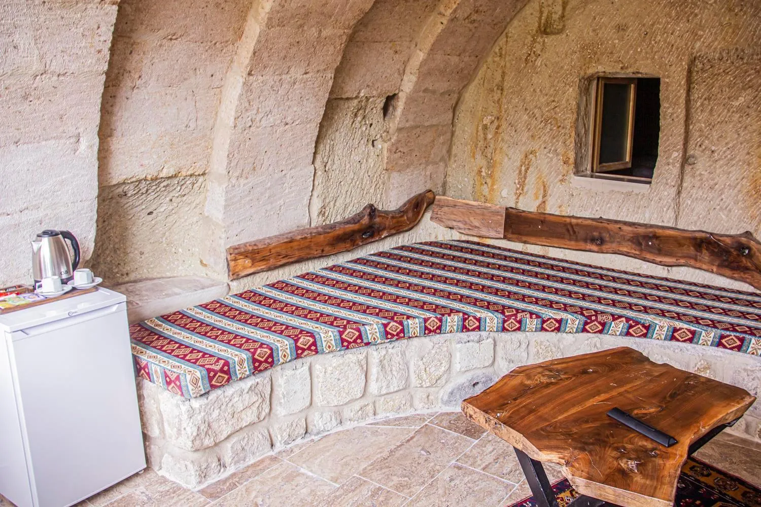 Living room, Bed in Junior Ottoman Cave