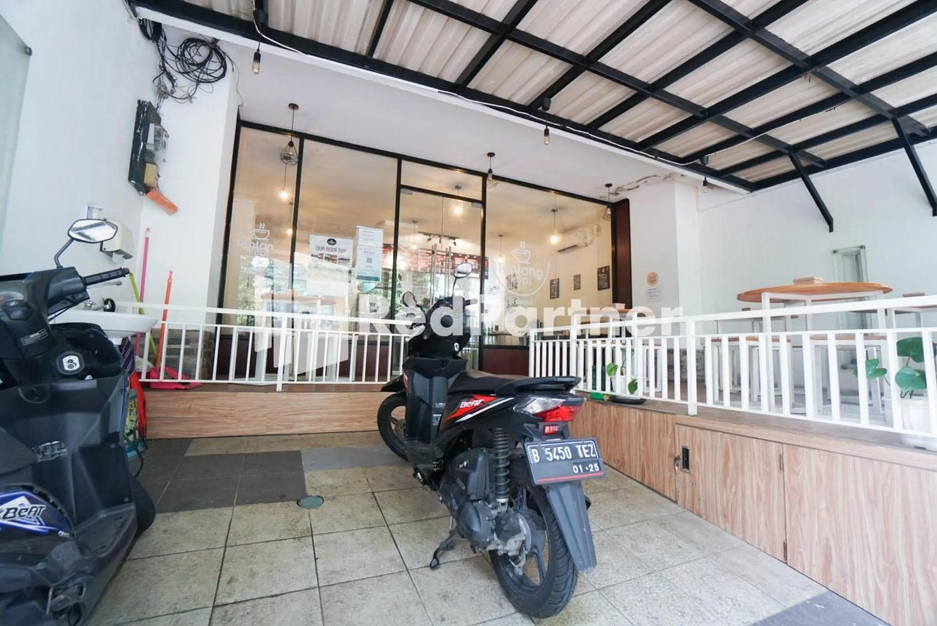 Facade/entrance in Eascot Hotel Mitra RedDoorz