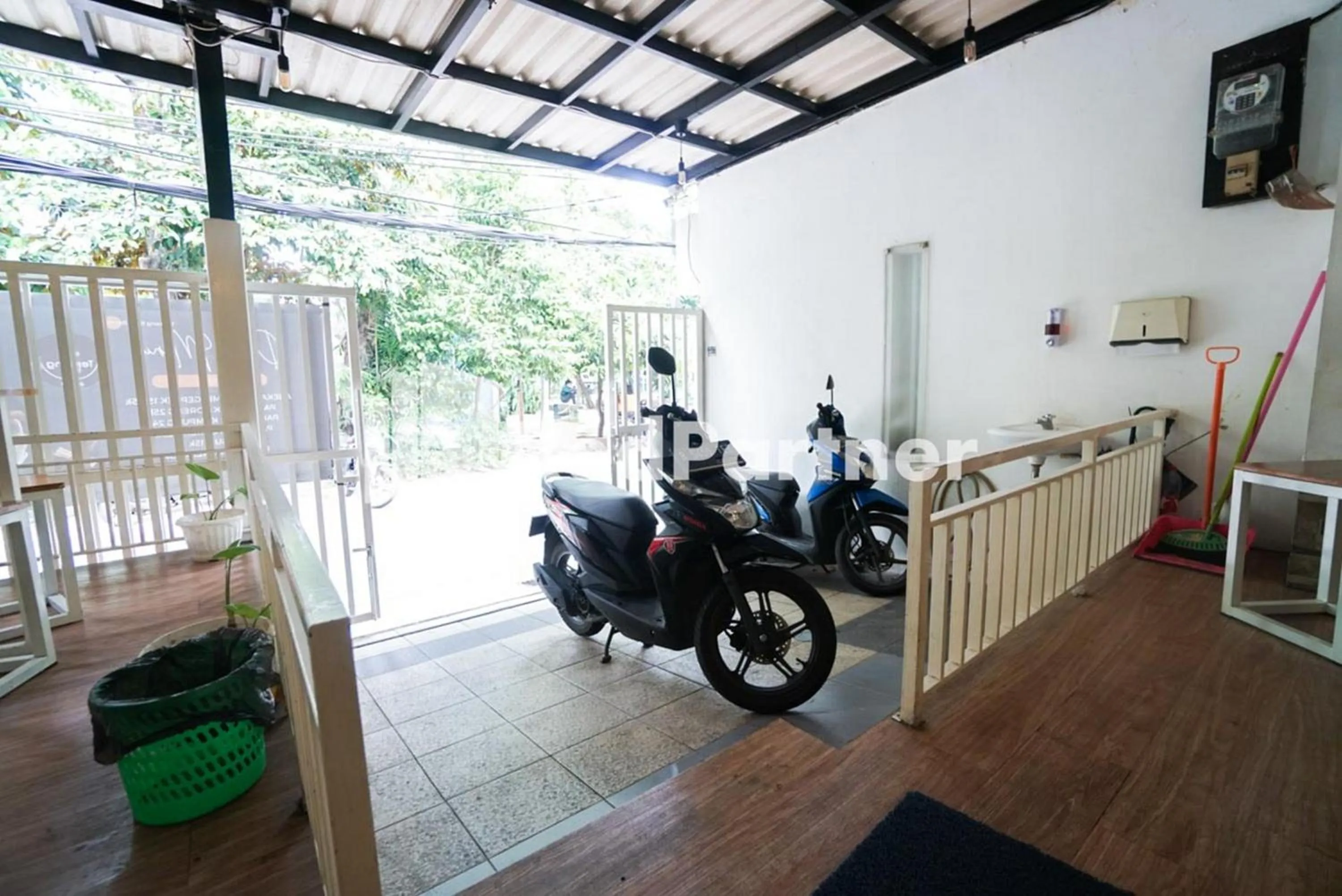 Parking in Eascot Hotel Mitra RedDoorz