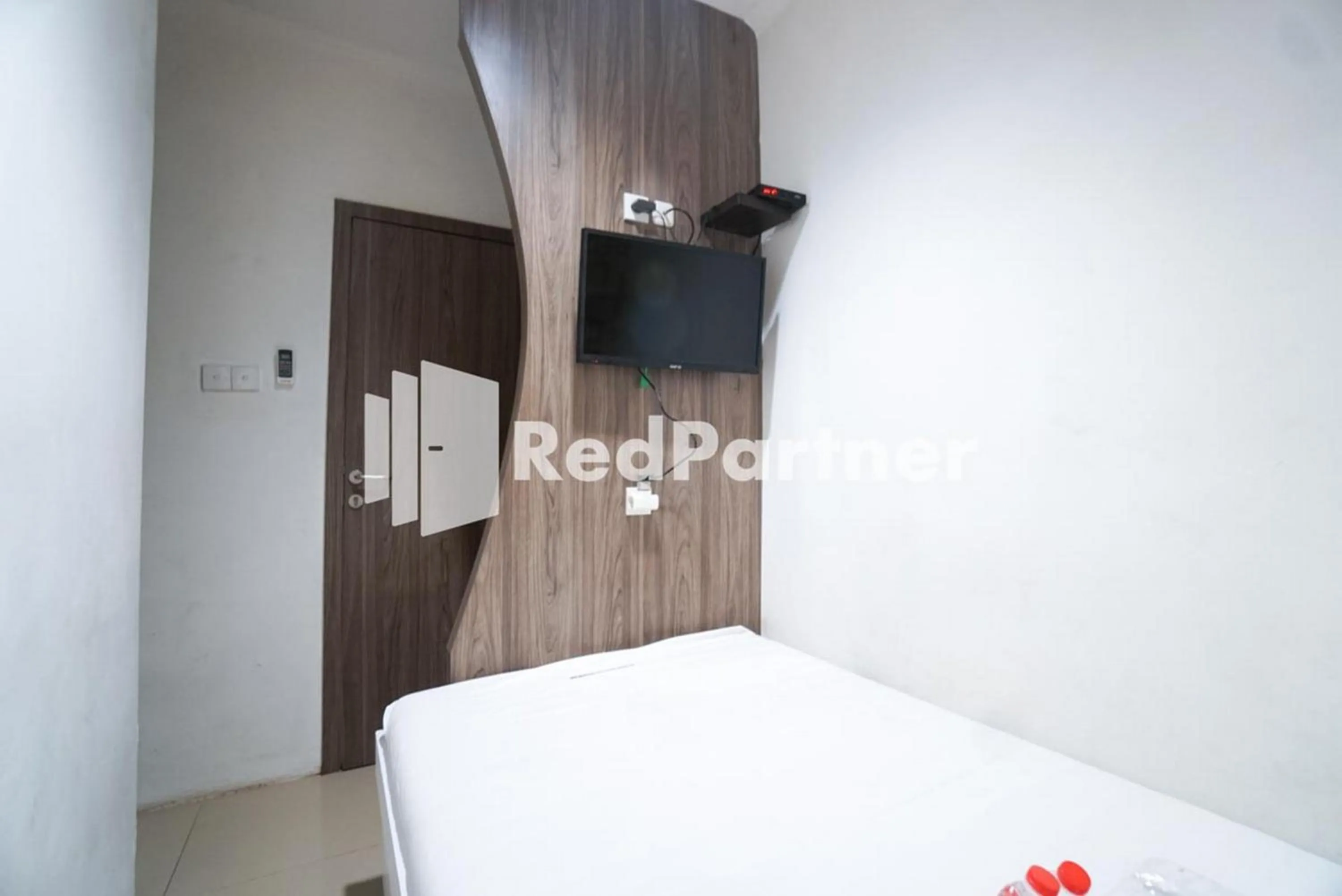 Bedroom, Bed in Eascot Hotel Mitra RedDoorz