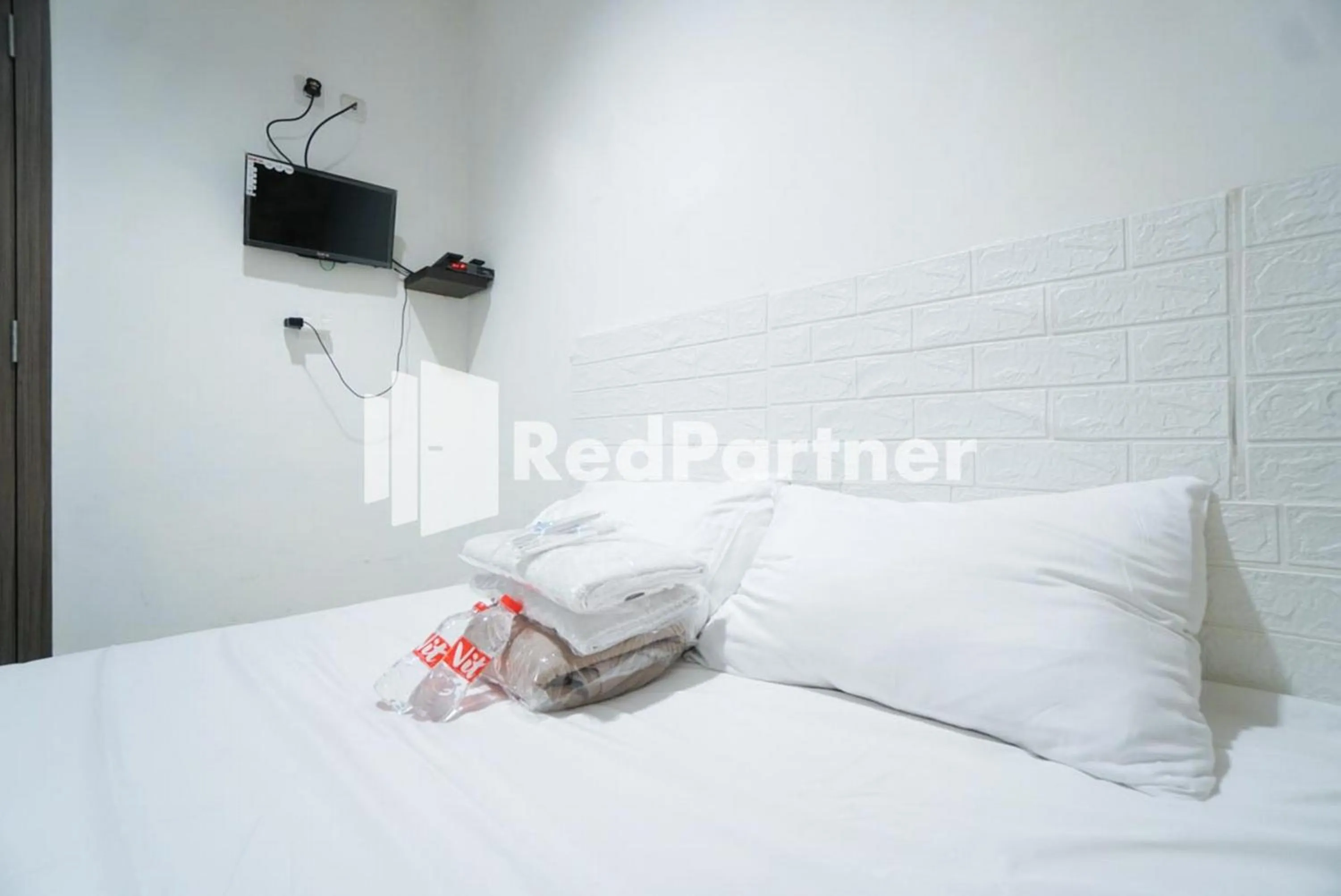 Bedroom, Bed in Eascot Hotel Mitra RedDoorz