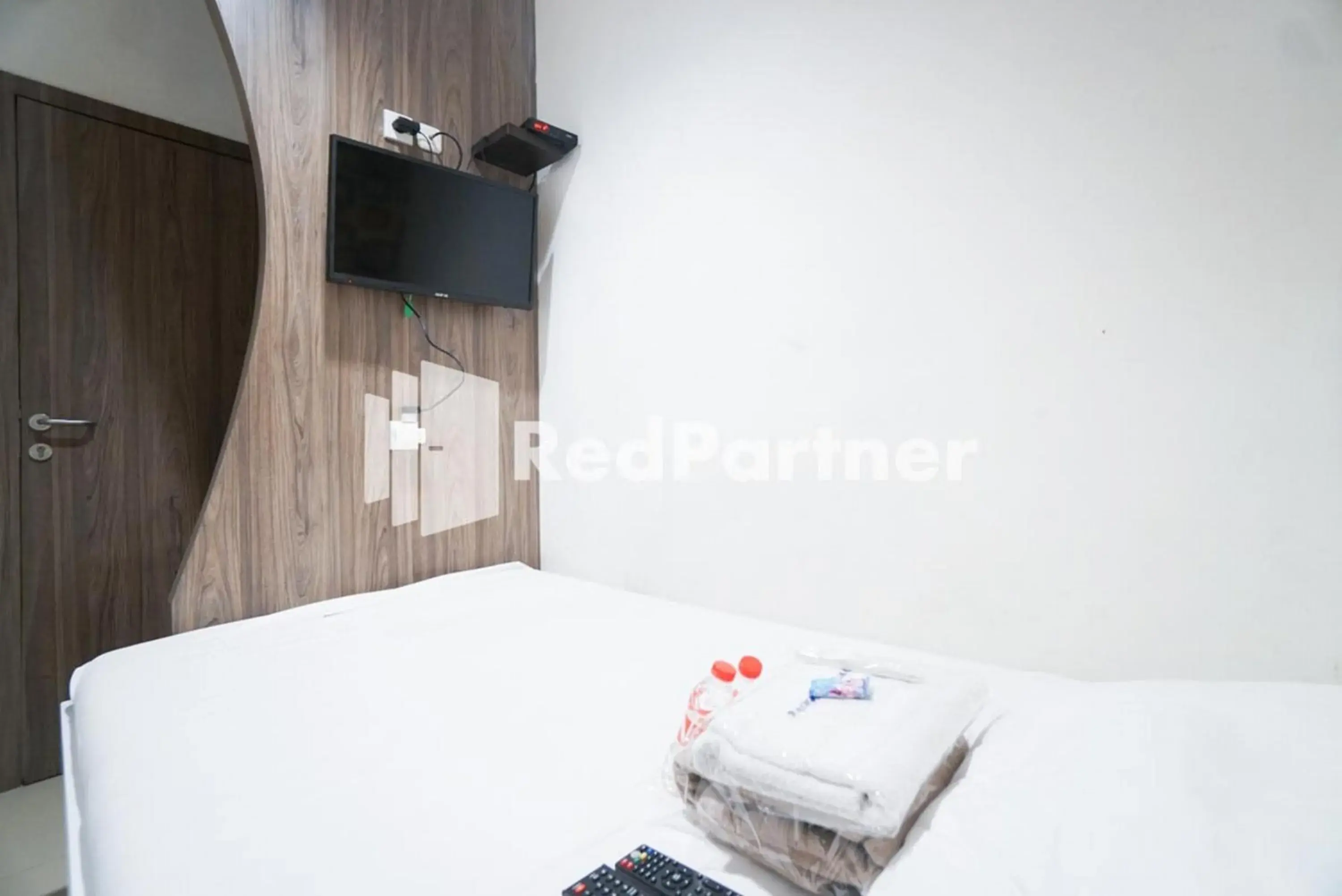 Bedroom, Bed in Eascot Hotel Mitra RedDoorz Bedroom, Bed in Eascot Hotel Mitra RedDoorz