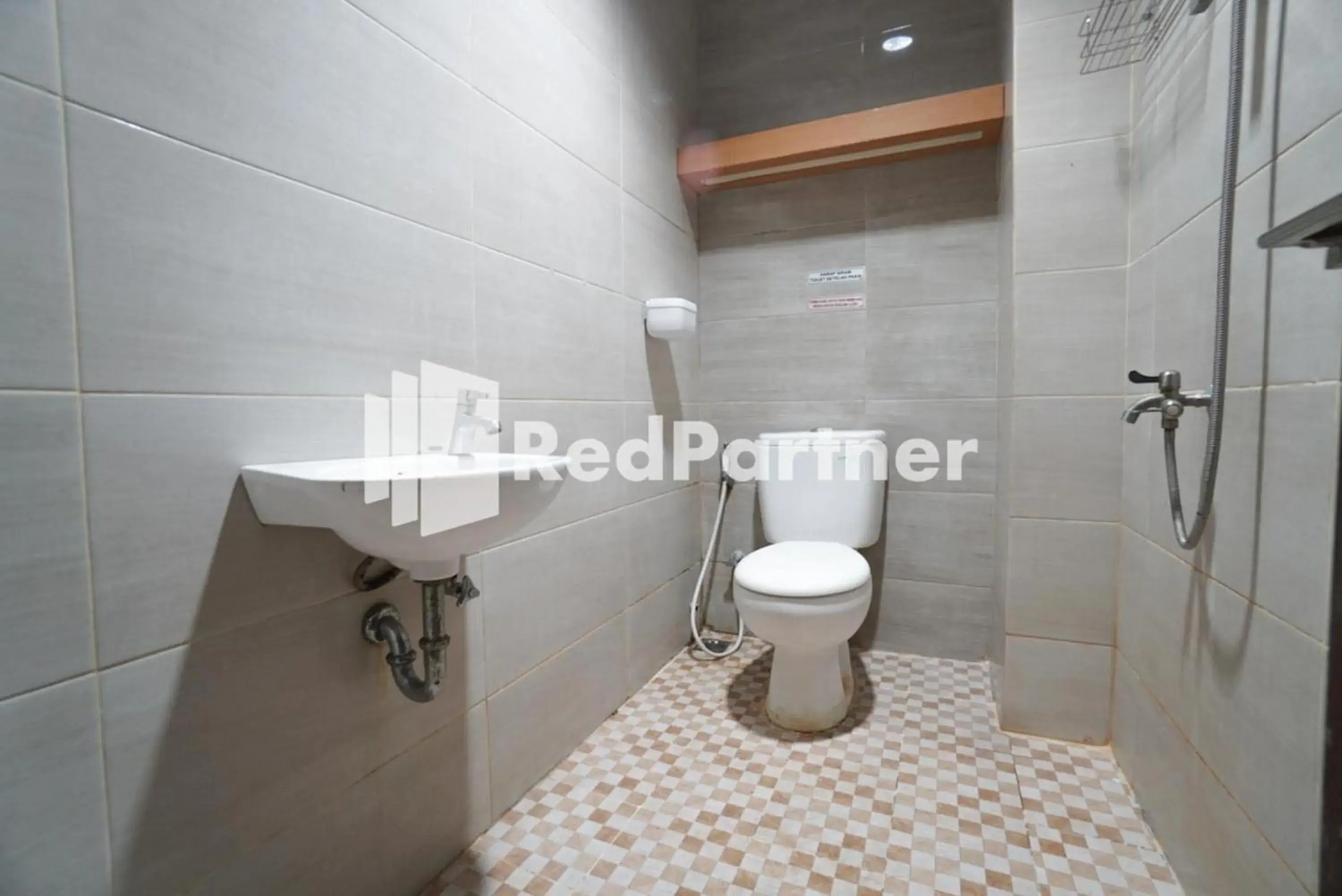 Bathroom in Eascot Hotel Mitra RedDoorz Bathroom in Eascot Hotel Mitra RedDoorz